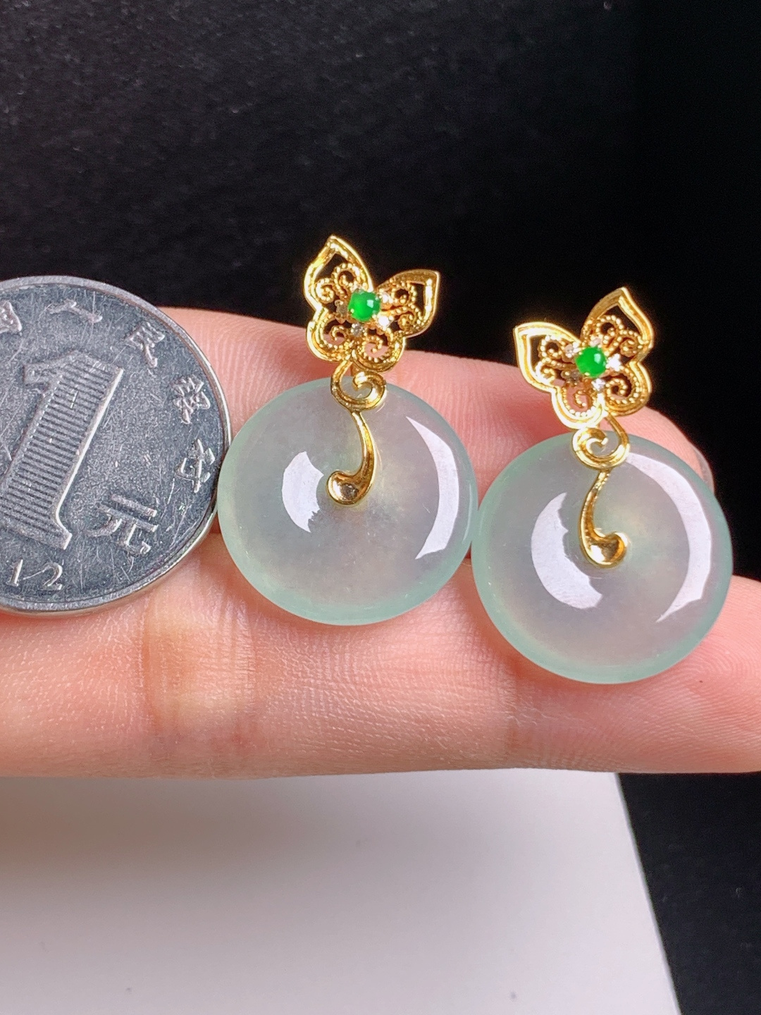 平安扣耳坠，水润清亮，金蝶点缀，吉祥圆满
