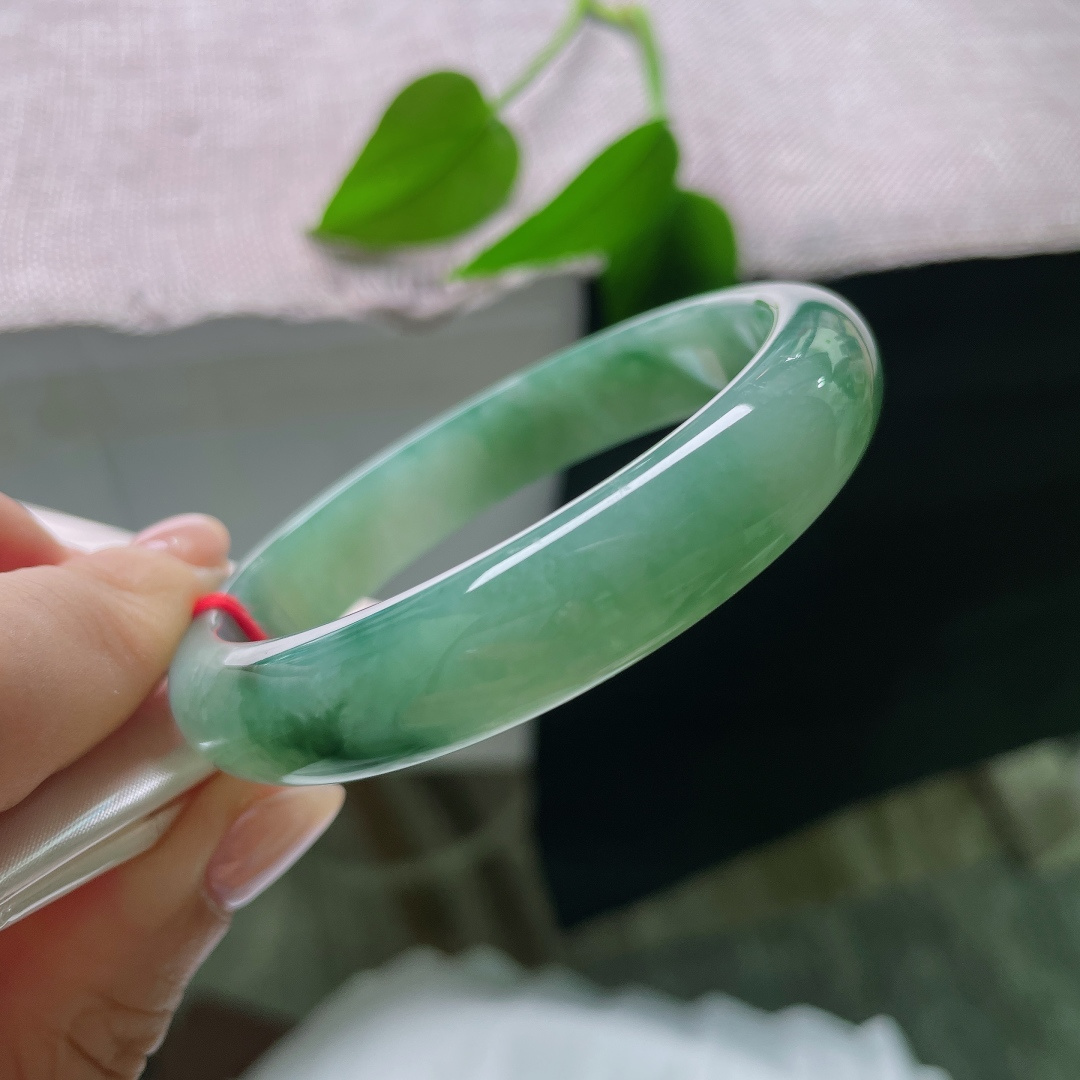 绿底正圈，浓郁温润的湖绿底色，不浮夸张扬，自带成熟内敛的雅致气质。ss57570a