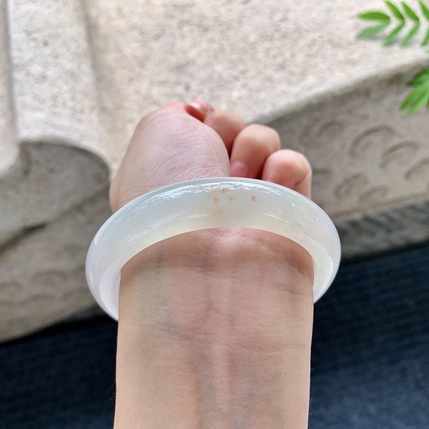 正圈55 56，圈口56/13.5/8，编码HW082204，糯冰双彩，水润，种老，细腻，无裂。