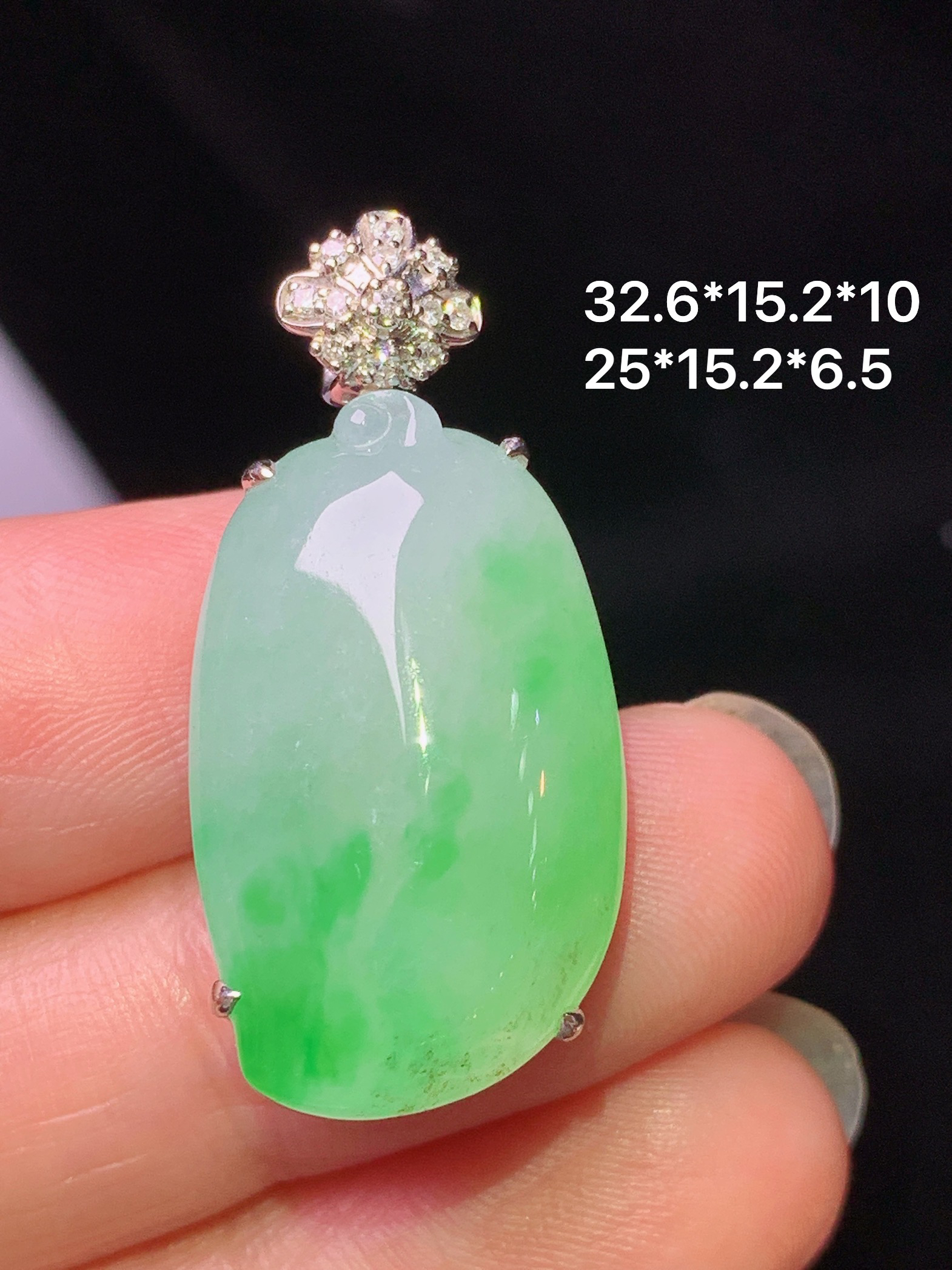 18k金钻镶嵌飘绿福瓜吊坠 玉质细腻 色泽艳丽清新 水润亮眼 整体尺寸32.6*15.2*10 j2