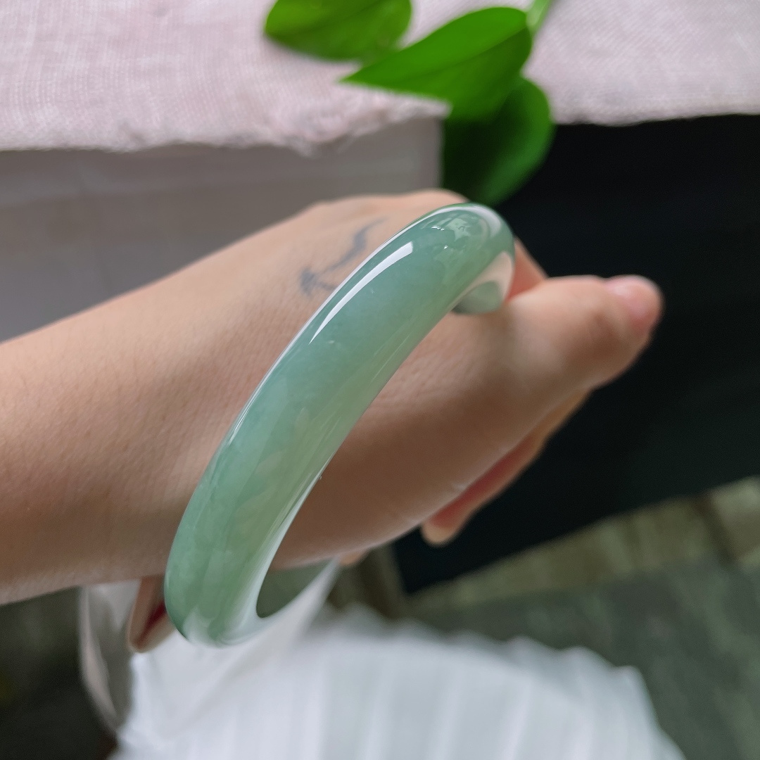 绿底正圈，玉质细腻通透，水头充足，自带淡淡的胶感，摸起来油润感很好。一点皮纹，ss57579a