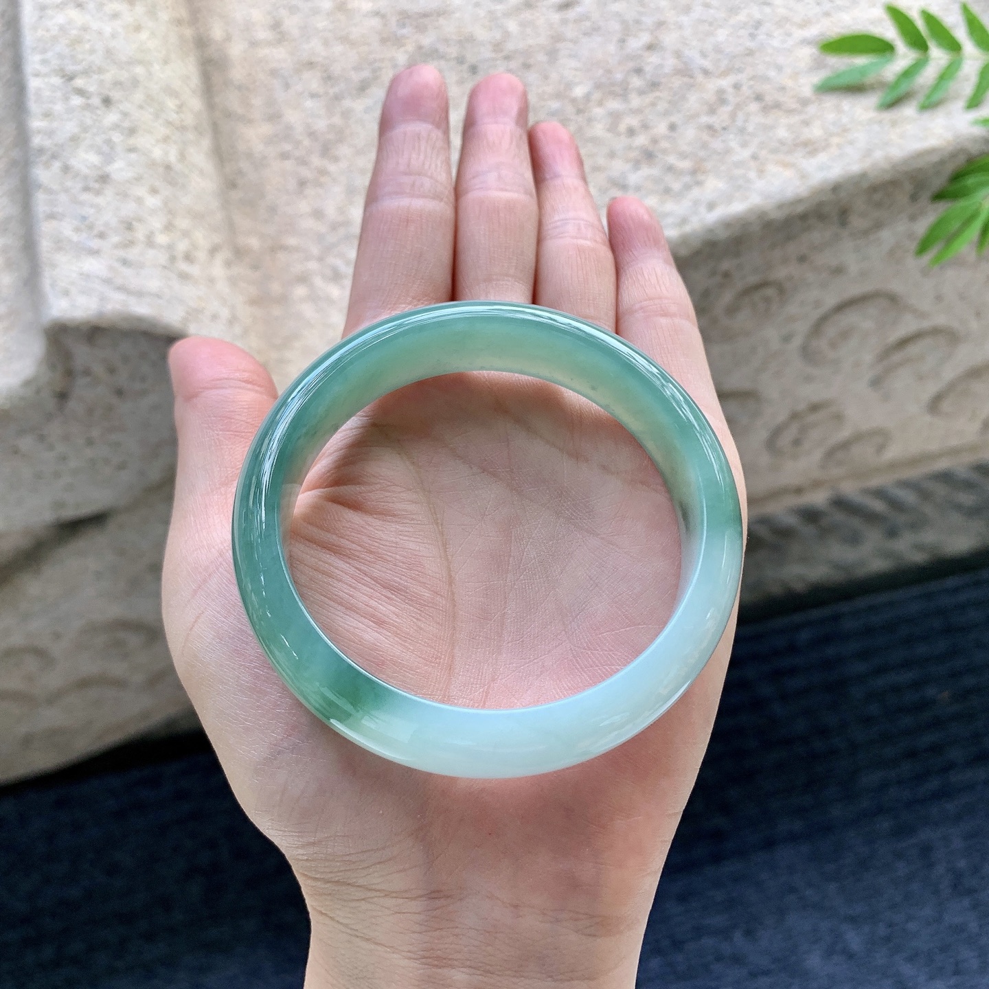 正圈56 57，圈口57/14/7.2，编码BA082218，细糯油绿，水润，种老，细腻，无裂。