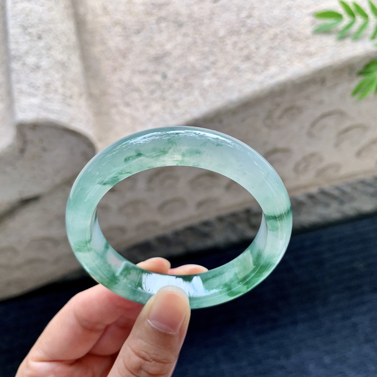 正圈50 51，圈口51.6/12.3/8，编码W6082233，冰糯飘绿花，水润，种老，细腻，打灯有棉线