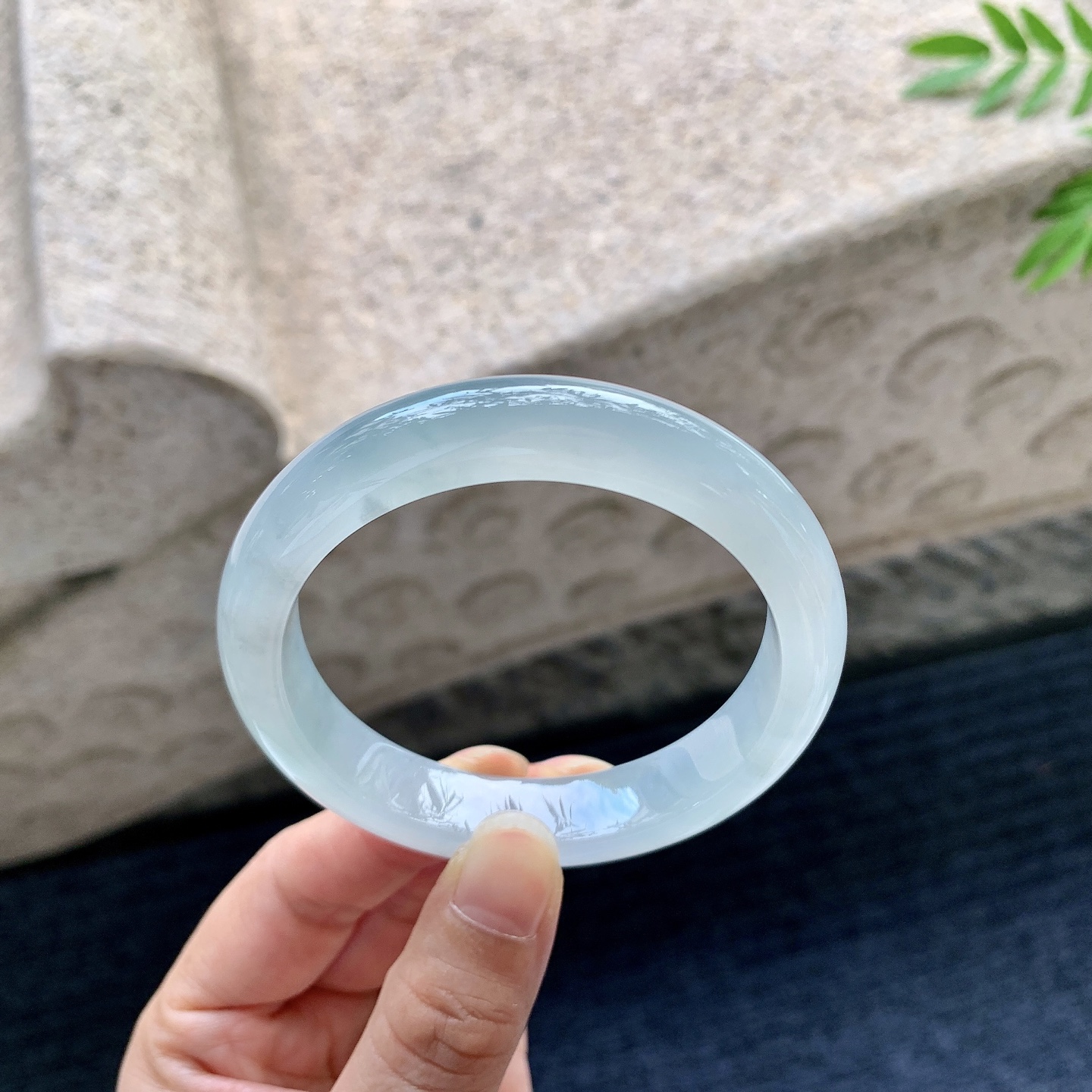 正圈53 54，圈口54.3/11.5/8，编码W6082232，糯冰底色，水润，种老，细腻，打灯有棉线