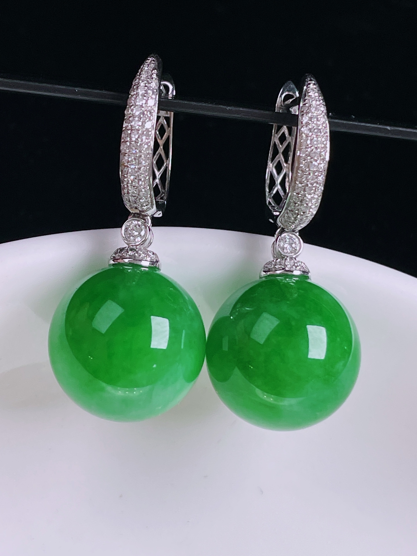辣绿耳坠，18k镶嵌，老种起光，细底通透，尺寸：裸石13.4mm