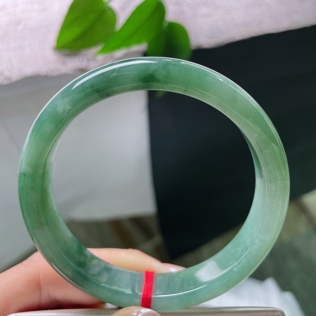 绿底正圈，浓郁温润的湖绿底色，不浮夸张扬，自带成熟内敛的雅致气质。ss57570a