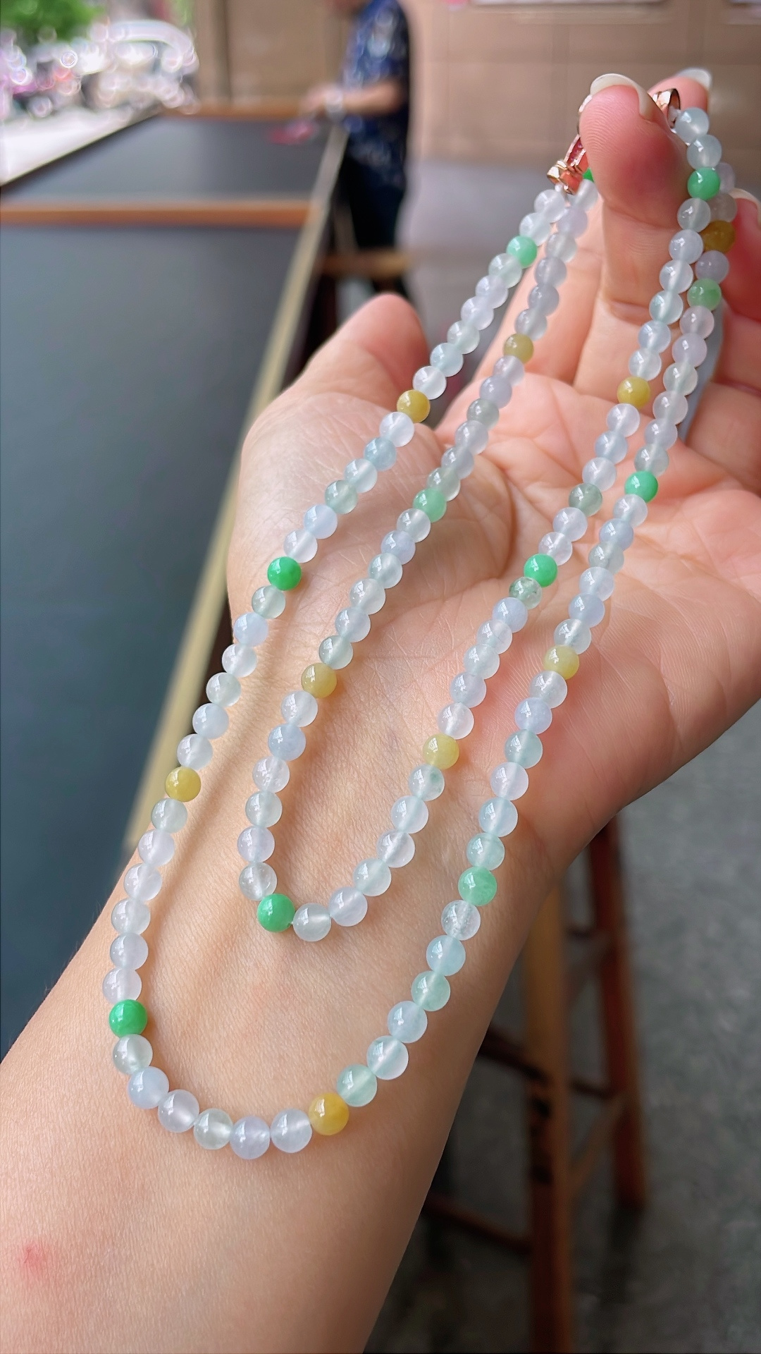 冰三彩珠链 色泽艳丽，珠圆玉润 尺寸：4.6，133颗