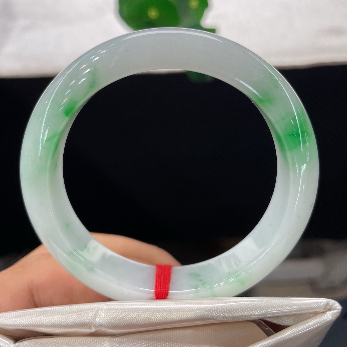 翡翠手镯 圈口54.3/12.5/8.0，白底青正圈，53/54可戴，素玉凝清辉，翠影落玉环，无裂。