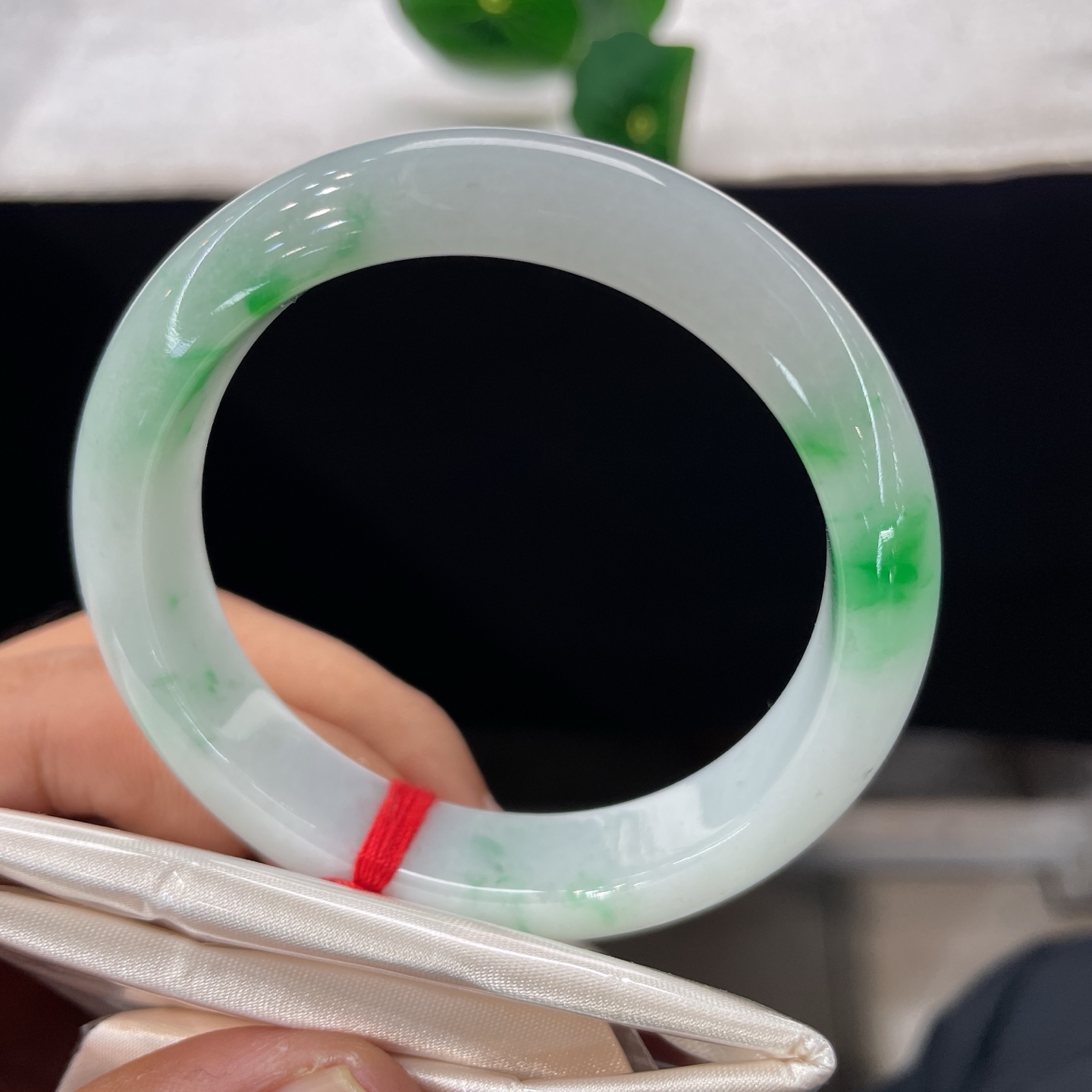 翡翠手镯 圈口54.3/12.5/8.0，白底青正圈，53/54可戴，素玉凝清辉，翠影落玉环，无裂。