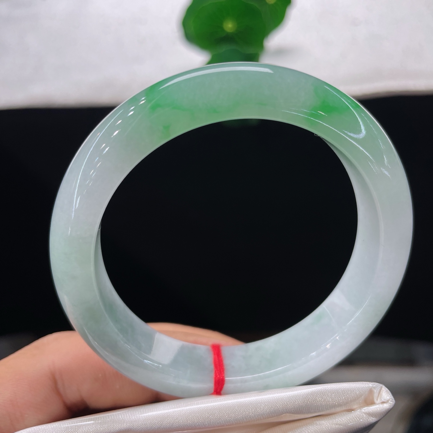 翡翠手镯 圈口55.9/12.9/9.1，白底青正圈，55/56可戴，一抹辣绿，腕间春色，微纹不扣，上手无视。