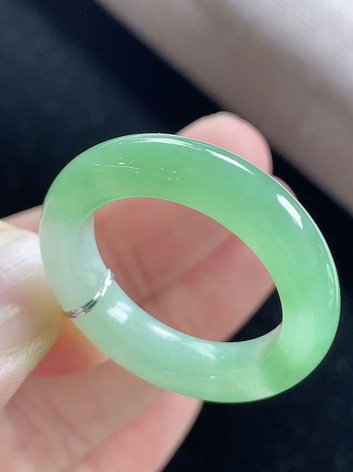 冰飘绿戒指，无裂，内径尺寸19-5.7-4.3mm，19号手寸，D21tdy