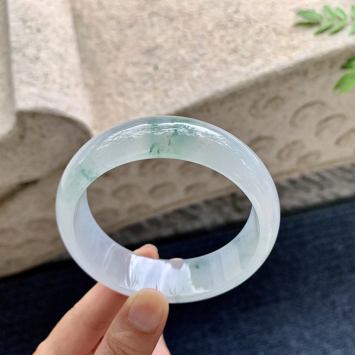 正圈60 61，圈口61.4/19.6/8，编码HW082205，描述：冰糯飘花，宽版，清透，水润，种老，细腻，无裂。