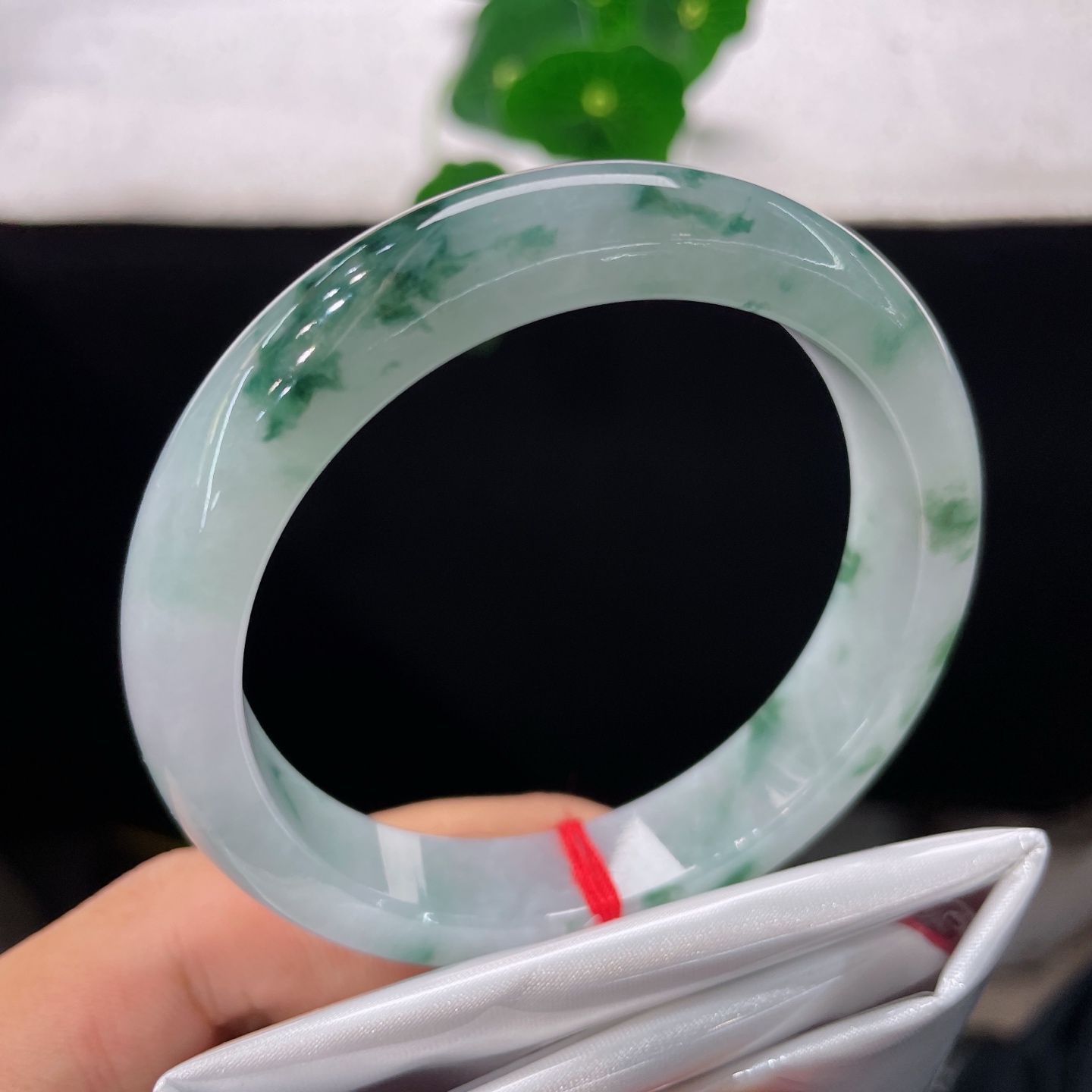 翡翠手镯 圈口56.8/12.5/8，冰飘花正圈，56/57可戴，俏绿点睛，似青山落雪间一点青，无裂