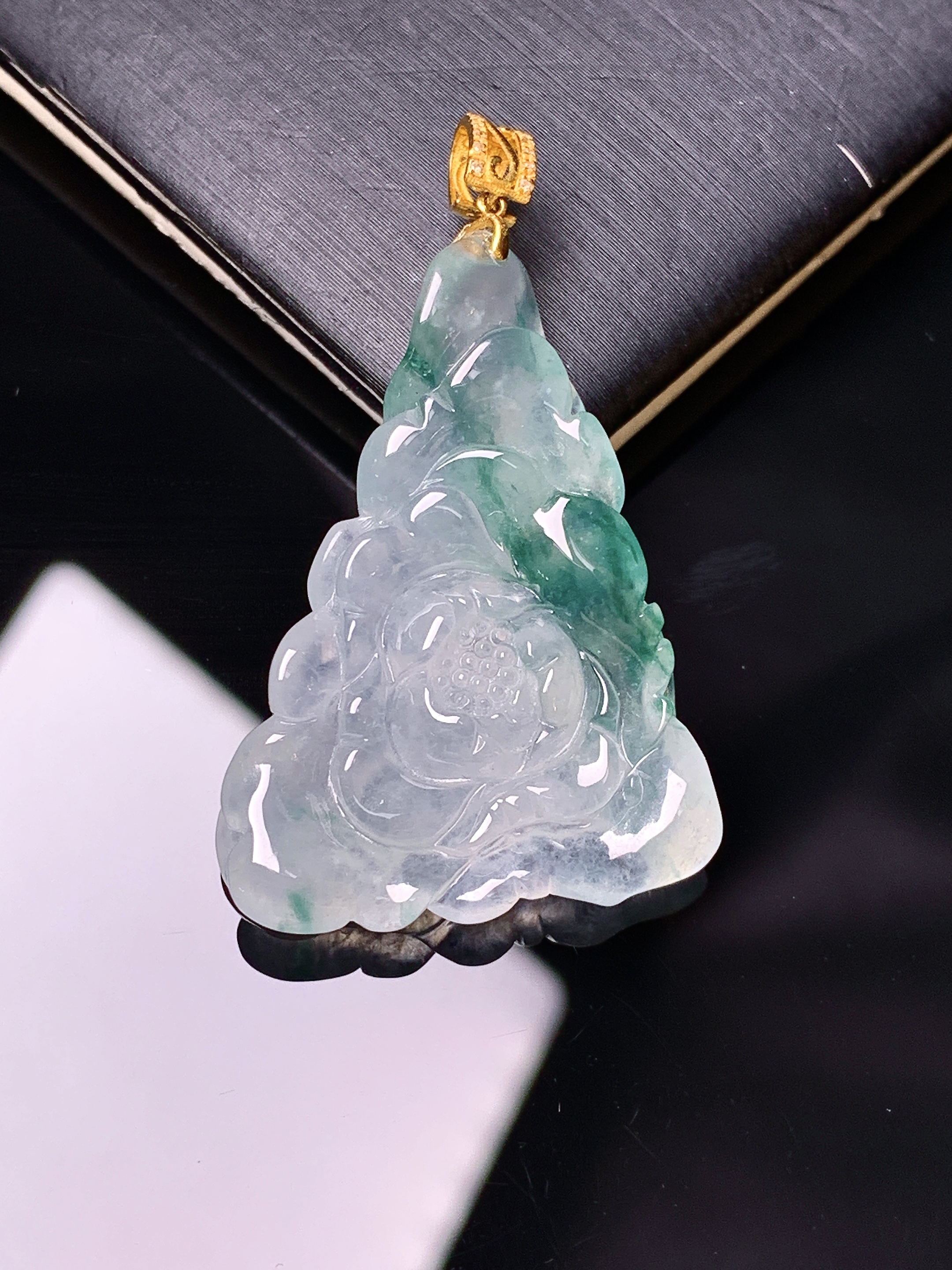 18k金镶嵌冰种飘绿莲花吊坠 玉质细腻 色泽艳丽清新 水润亮眼 整体尺寸39.8*22.6*5.6 