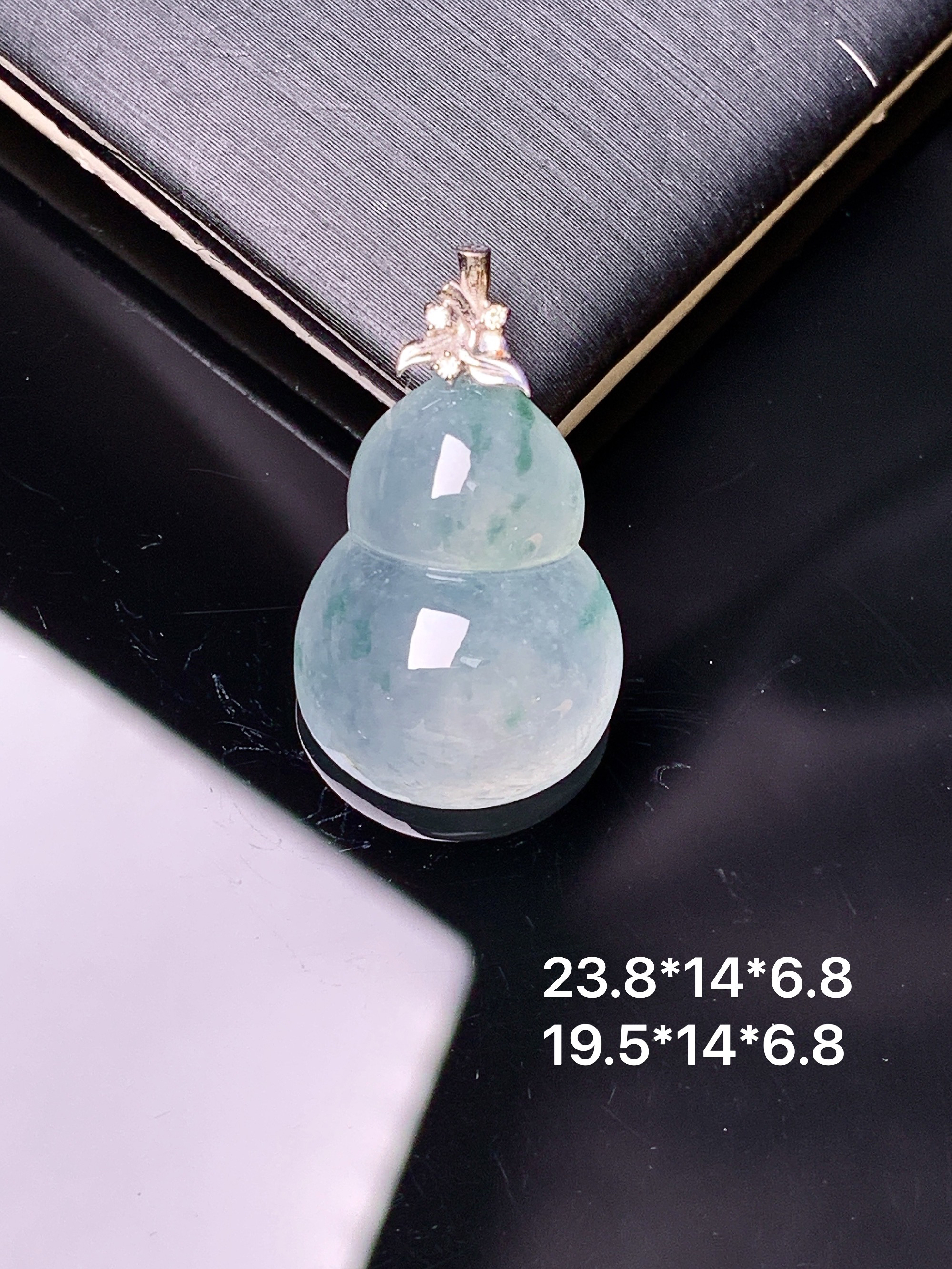 18k金镶嵌冰种葫芦吊坠 玉质细腻 色泽艳丽清新 水润亮眼 整体尺寸23.8*14*6.8 m1