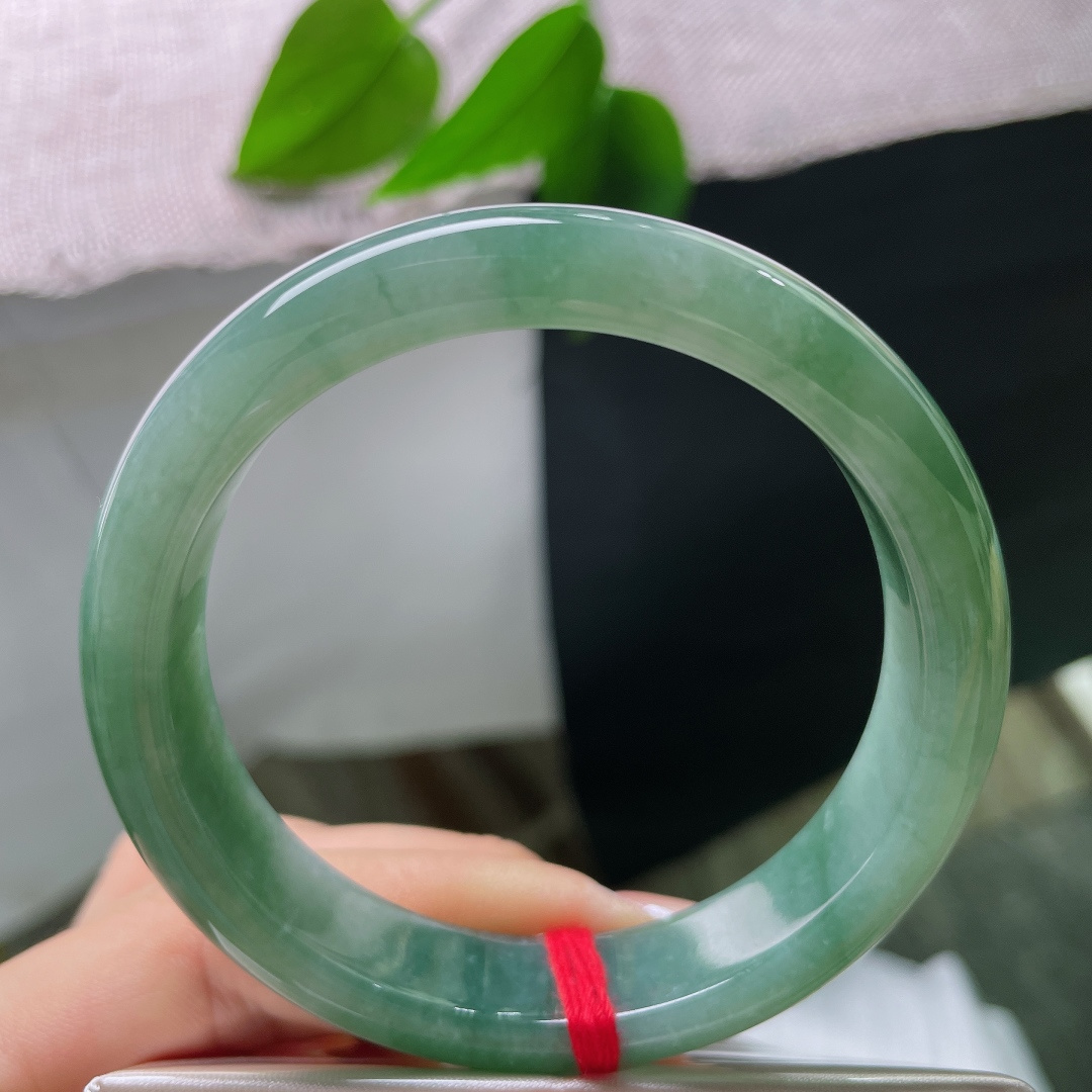 绿底正圈，玉质细腻紧实，水头通透，自带幽幽胶感，玉料质感沉稳厚实。ss57572a