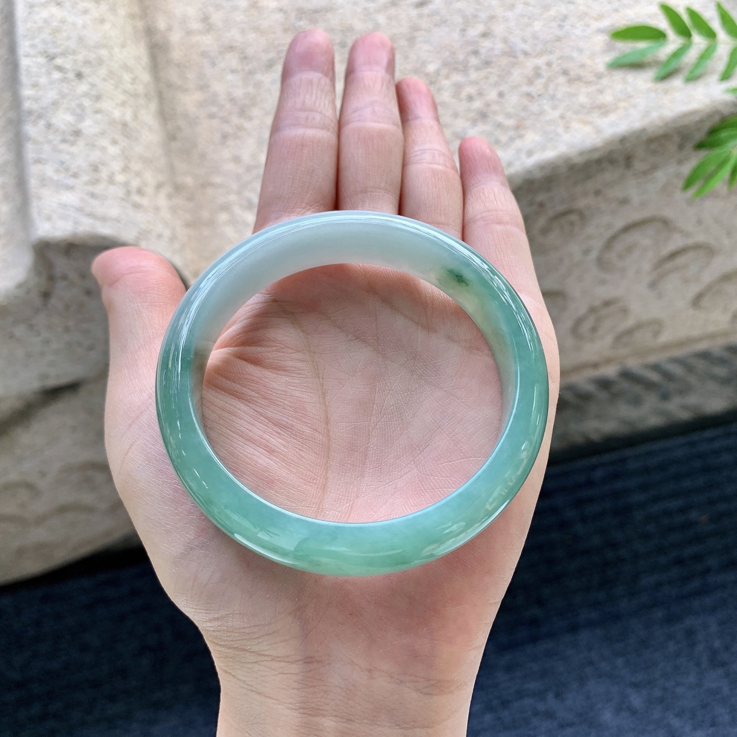 正圈56 57，圈口57/14/7.2，编码BA082218，细糯油绿，水润，种老，细腻，无裂。