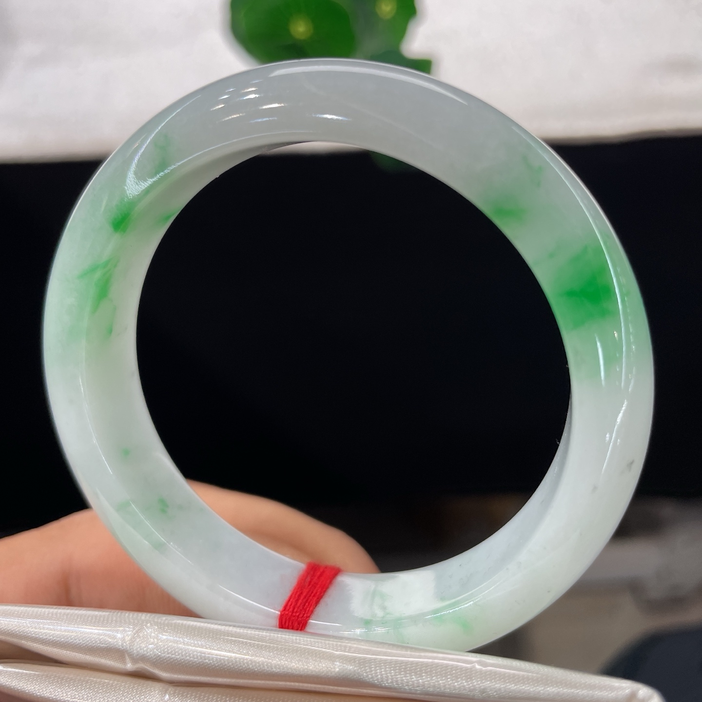 翡翠手镯 圈口54.3/12.5/8.0，白底青正圈，53/54可戴，素玉凝清辉，翠影落玉环，无裂。