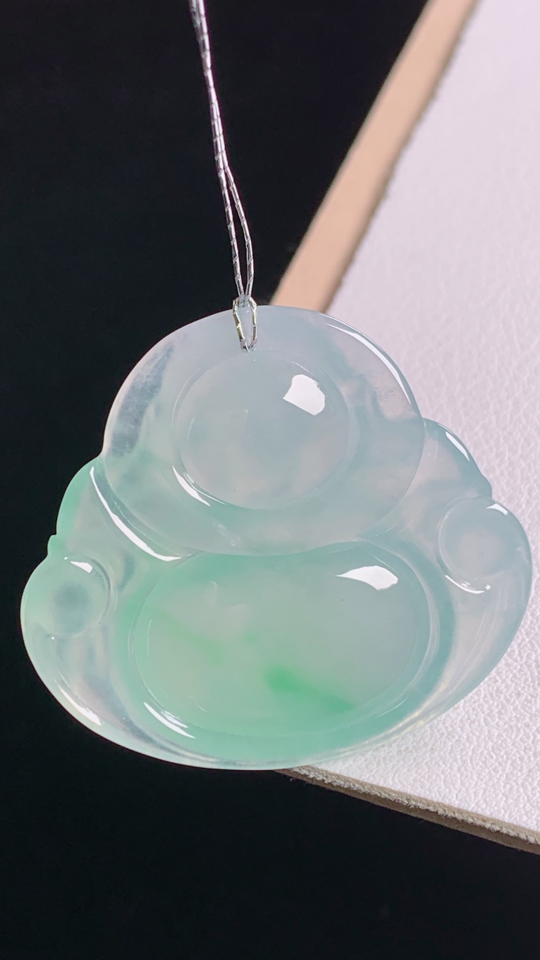 冰飘绿佛公，翠色灵动，光感十足，无裂，尺寸:31.8-35.5-5.8mm