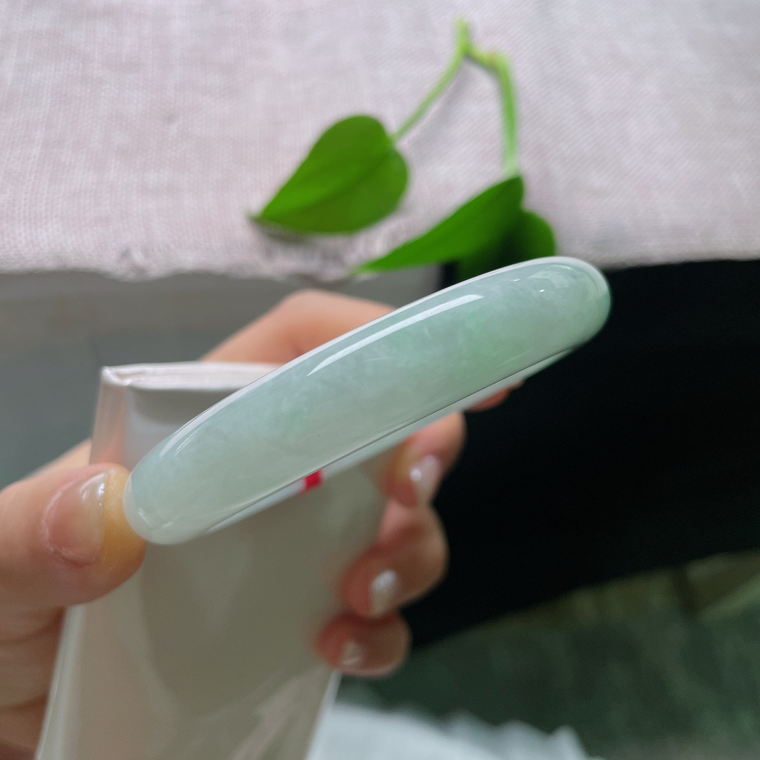 58/12.3/9.2，有裂，绿底正圈，风格百搭日常，不管通勤还是休闲穿搭，戴上都衬得人温婉雅致。ss57588a