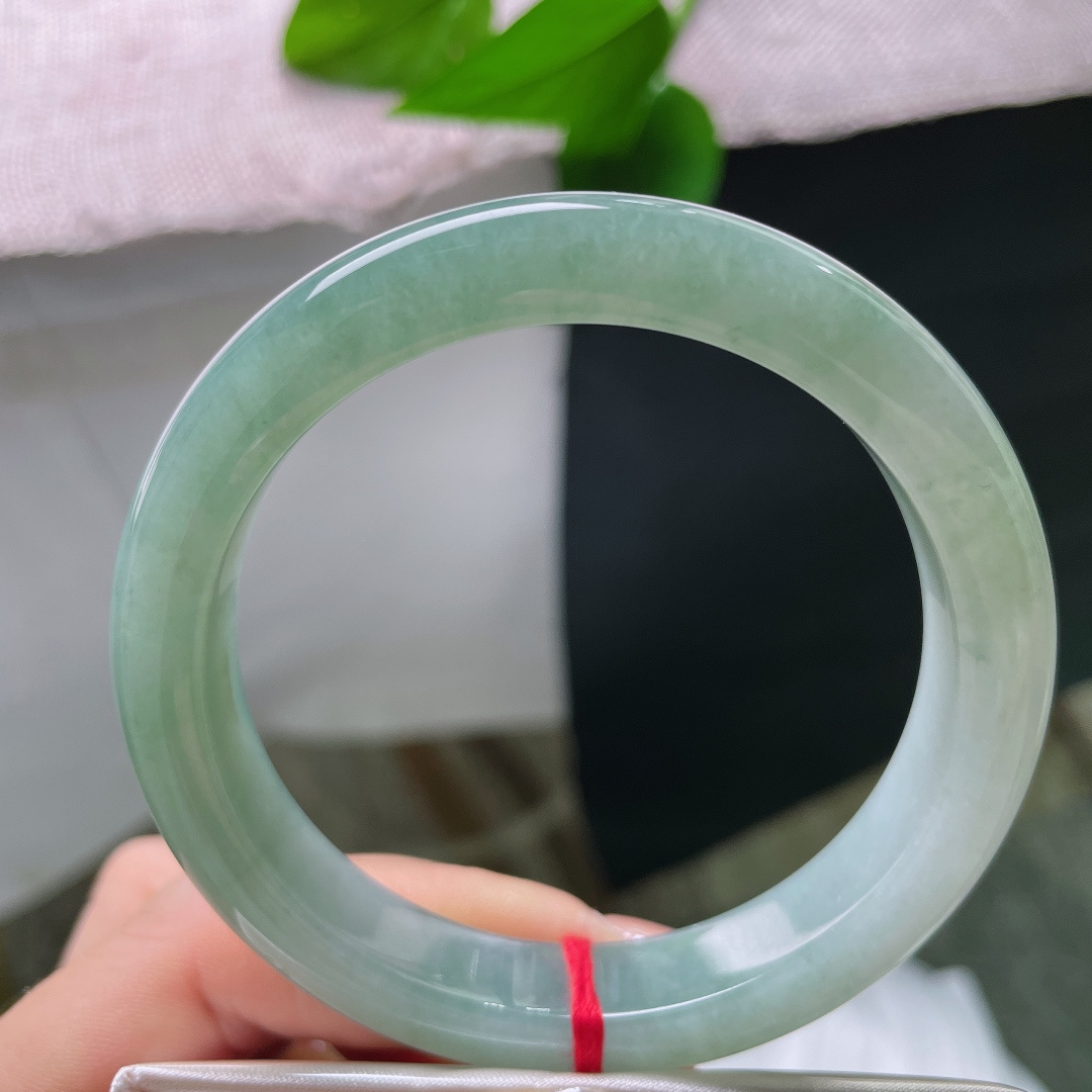 绿底正圈，玉质细腻通透，水头充足，自带淡淡的胶感，摸起来油润感很好。一点皮纹，ss57579a