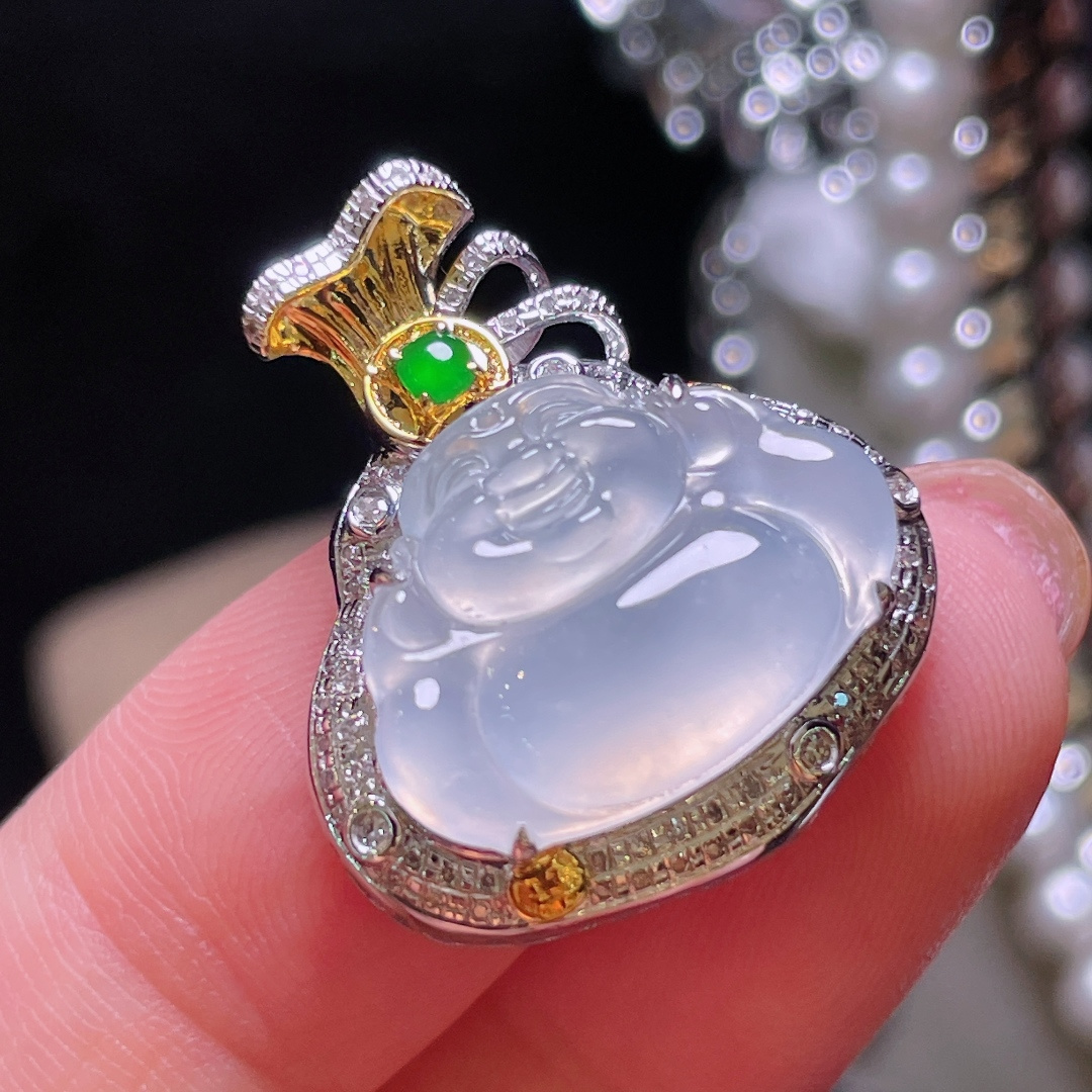 翡翠A货 佛公吊坠，冰种起光，料子冰润细腻，种老起光，18k金镶真钻，上身佩戴效果很好，尺寸如图，24.5-21.5-7.9