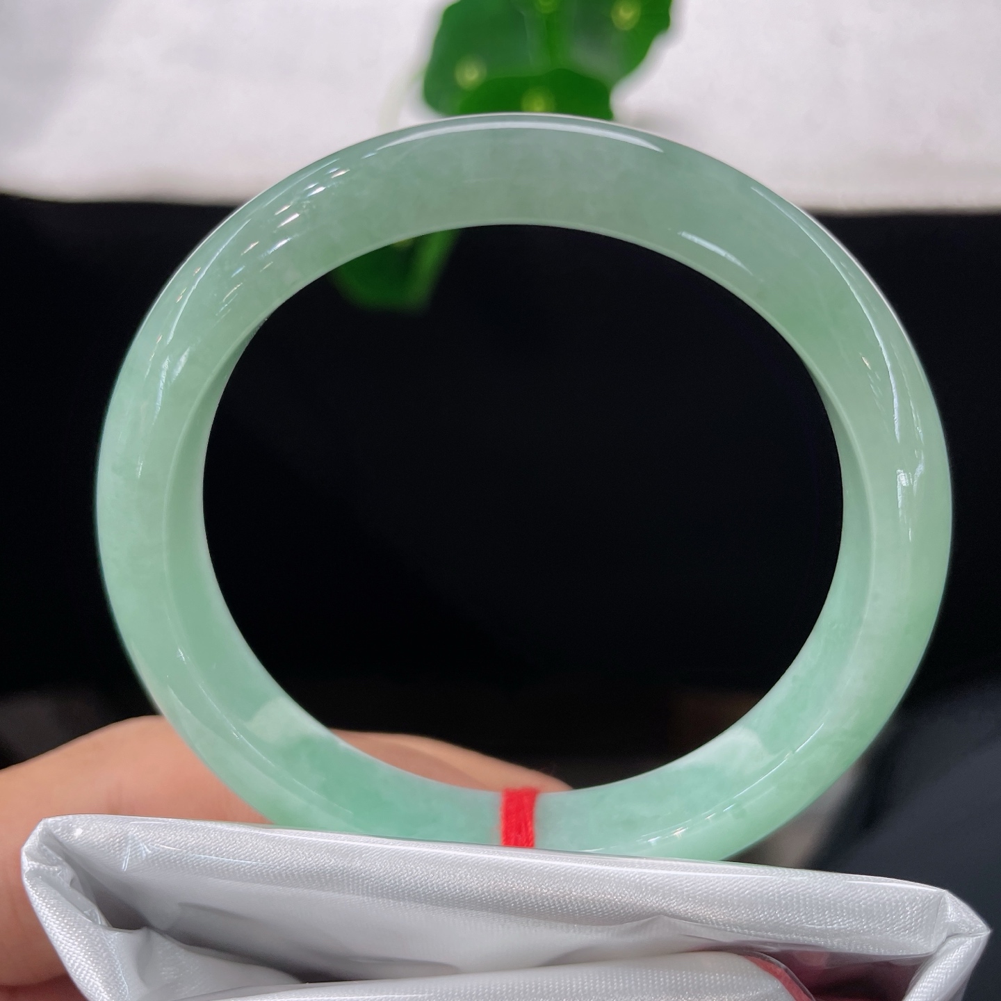 翡翠手镯 圈口55.1/10.6/7.1，满色苹果绿正圈，54/55可戴，润玉含青韵，环间藏春风无裂