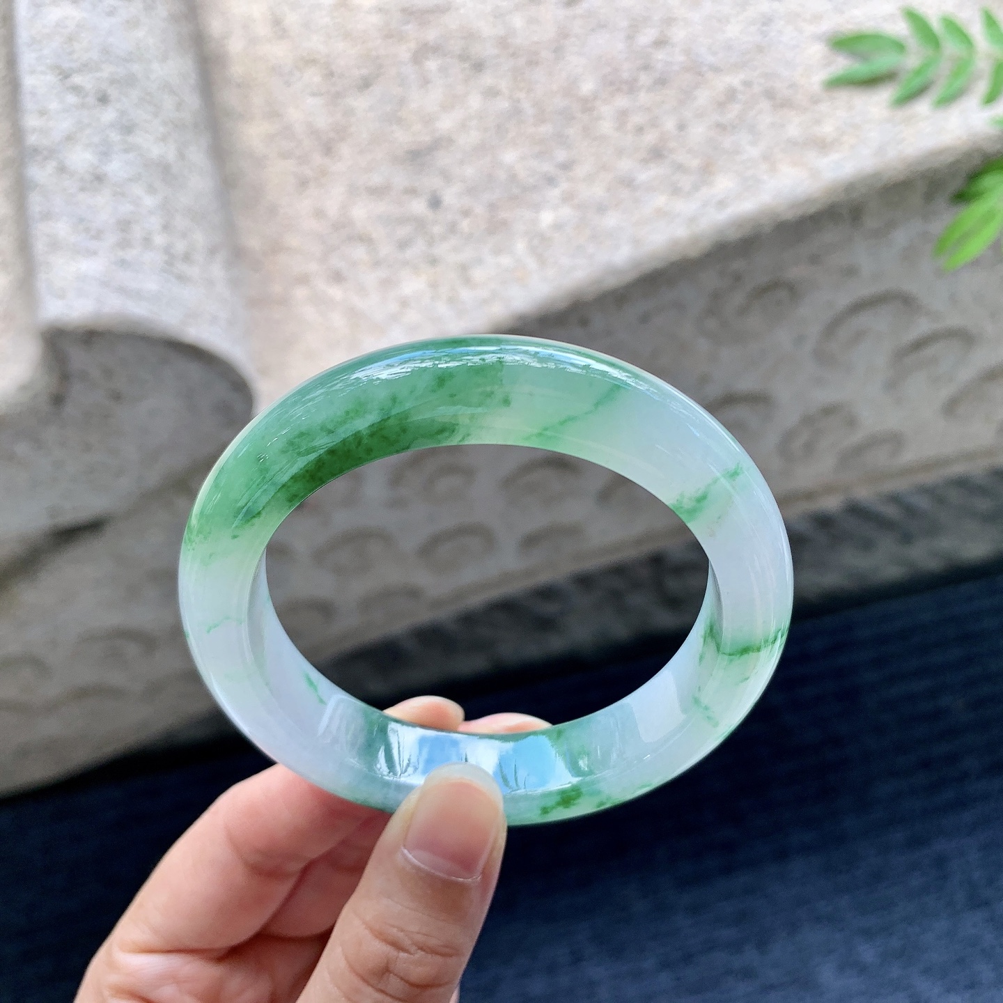 正圈55 56,圈口56.2/12.6/9,编码Q7082237,冰糯飘绿，水润，种老，细腻，打灯有棉线