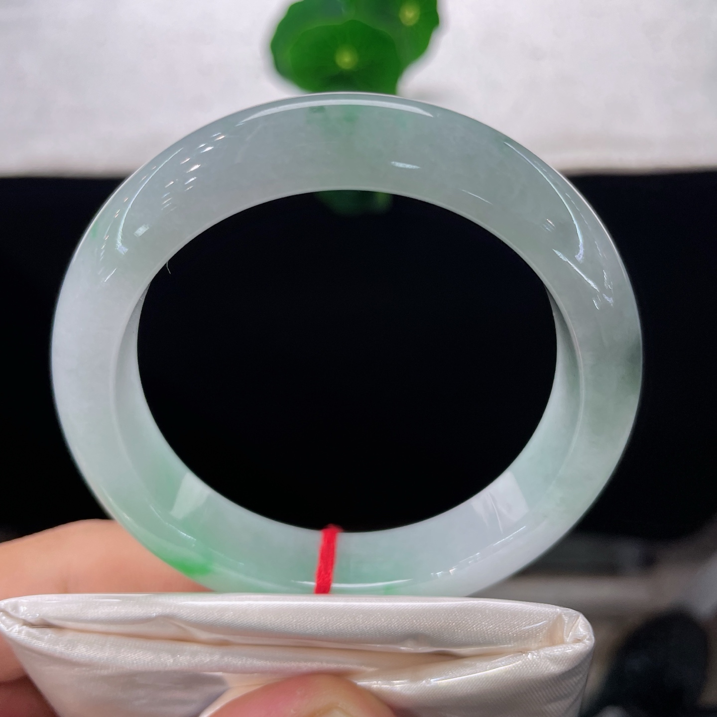 翡翠手镯 圈口55.9/12.9/9.1，白底青正圈，55/56可戴，一抹辣绿，腕间春色，微纹不扣，上手无视。