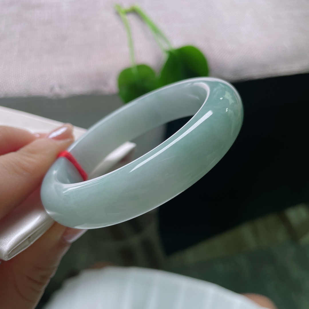 蓝底正圈，皮纹，玉质细腻，圆润流畅，于方寸之间藏住独一份的温柔。ss57611a