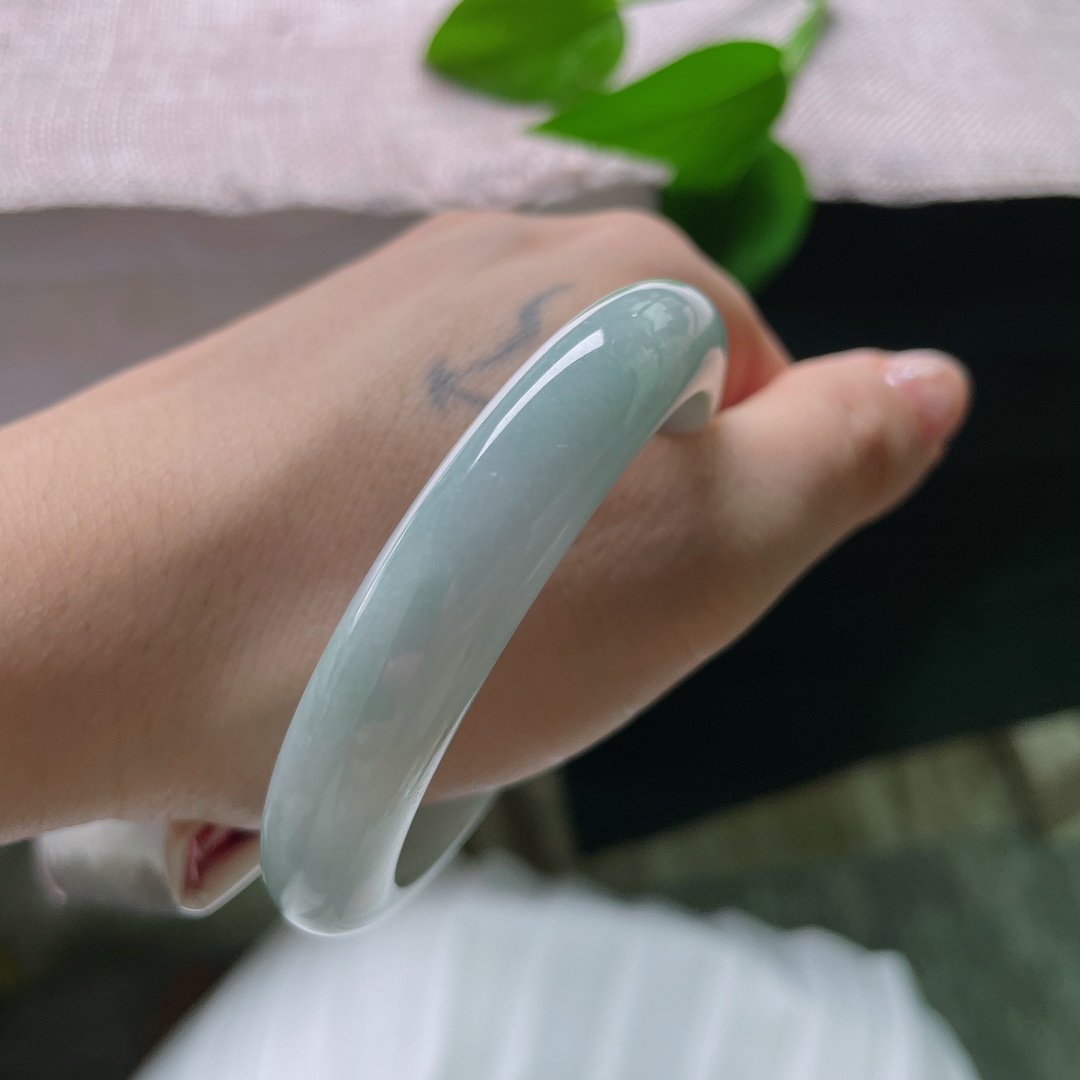 绿底正圈，无裂，淡淡的晴水底色，不张扬不艳丽，自带清冷素雅的气质，耐看不过时。ss57605a