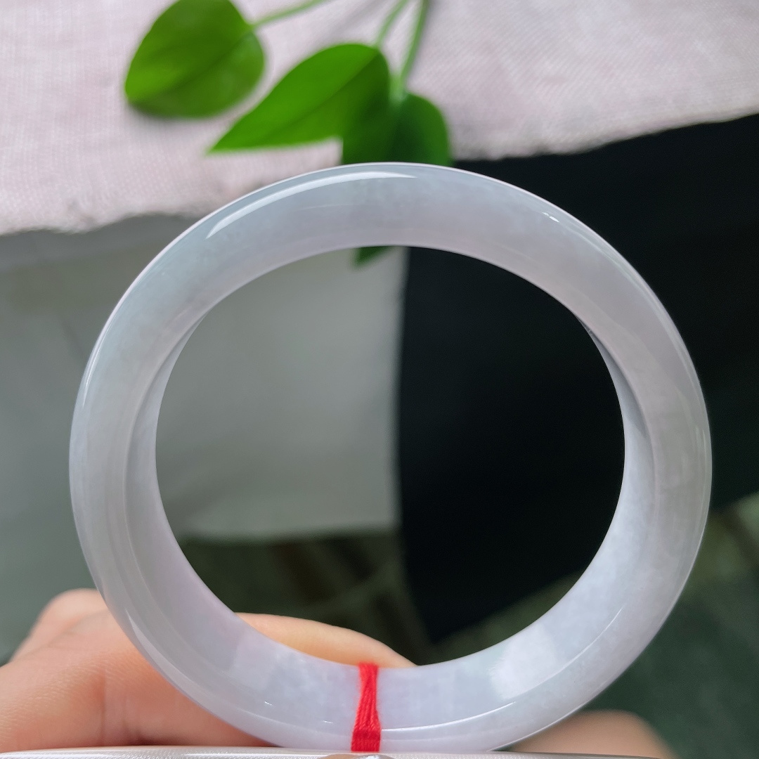 54/12.6/7.4，有棉线，紫底正圈，光线流转在镯身之上，泛着淡淡的柔光。ss57584a