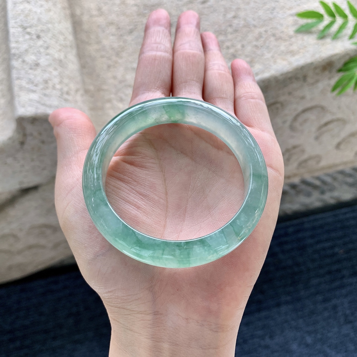 正圈51 52，圈口52.4/11.7/7.6，编码WW082242，描述冰糯飘绿，水润，种老，细腻，无裂