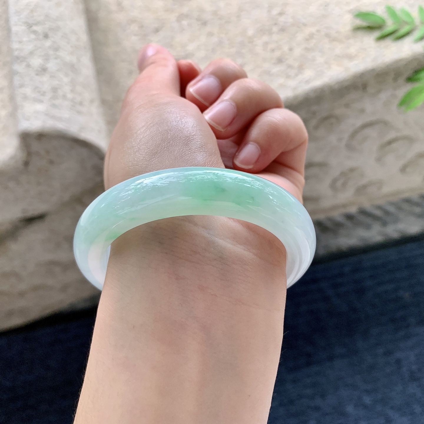 正圈52 53,【圈口】53/11.5/8.8,【编码】NK082213,【描述】冰糯飘阳绿，水润，种老，细腻，无裂