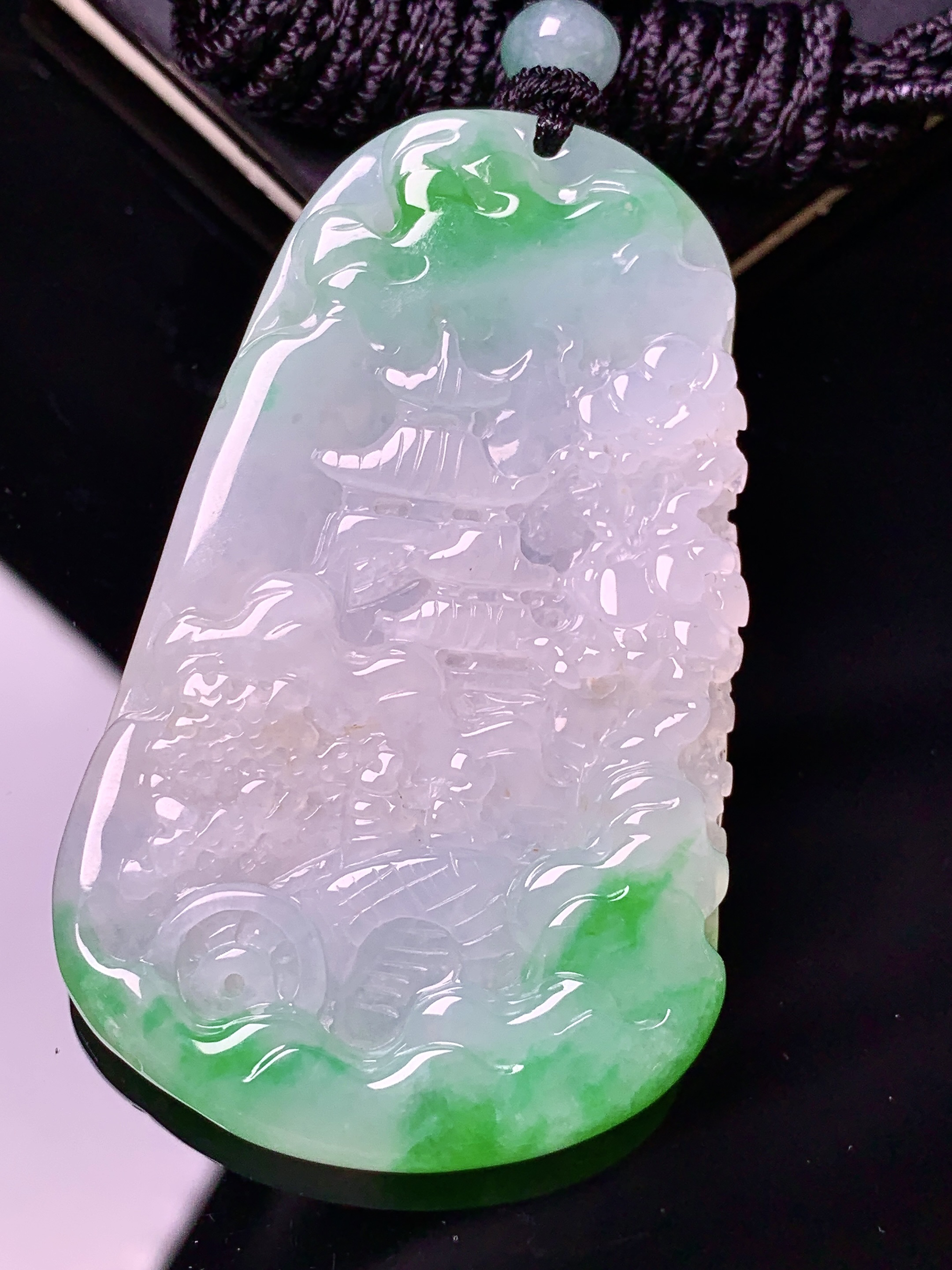 飘绿山水牌子吊坠 玉质细腻 色泽艳丽清新 水润亮眼 整体尺寸58*35*6.6 w1