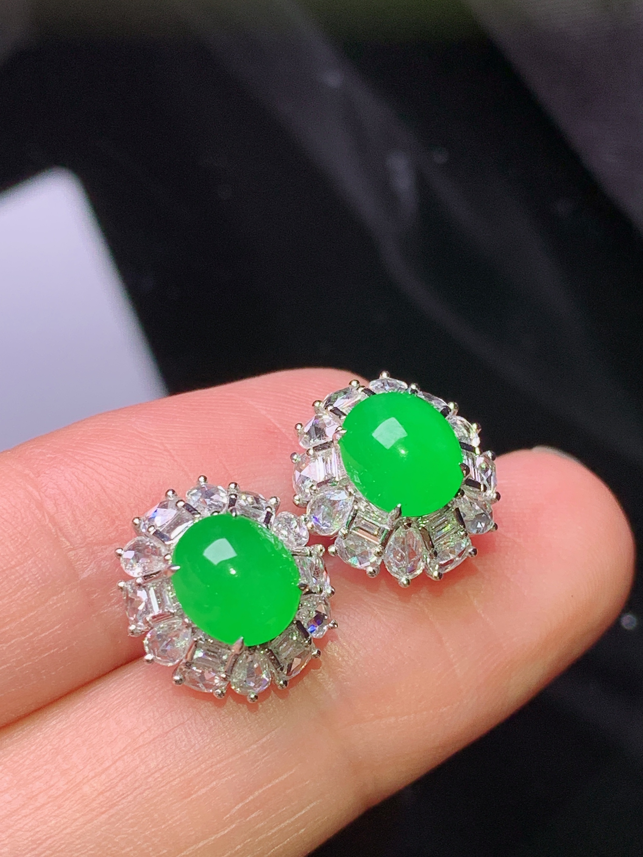 18k金钻镶嵌冰阳绿蛋面耳钉 玉质细腻 色泽艳丽清新 水润亮眼 整体尺寸12.3*11.6*8.5 b6