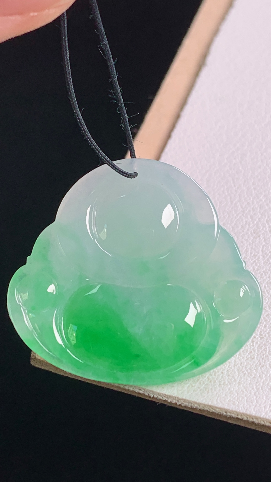 冰飘绿佛公，翠色明艳，种老起胶，无裂，尺寸:27.3-30.5-5.4mm