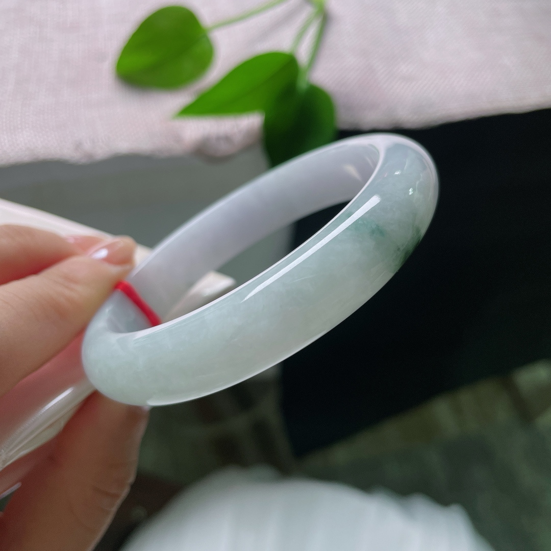 飘花正圈，皮纹，底子凝润，一抹飘花落在镯间，柔和的玉光衬出温婉雅致，于腕间藏起一份清逸动人的韵味。ss57597a