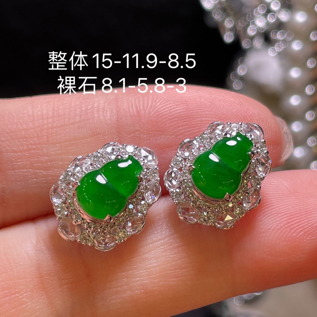 翡翠A货 葫芦耳环 耳钉,阳绿满色，料子冰润细腻，种老起光，18k金镶真钻，上身佩戴效果很好尺寸如