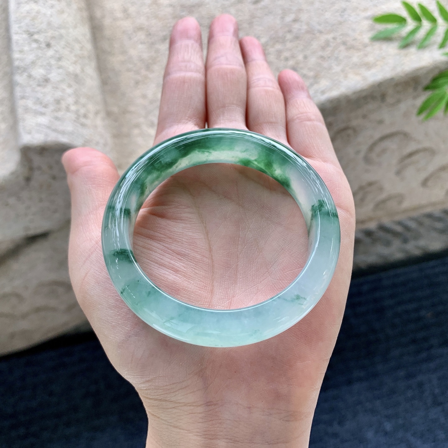 正圈50 51，圈口51.6/12.3/8，编码W6082233，冰糯飘绿花，水润，种老，细腻，打灯有棉线