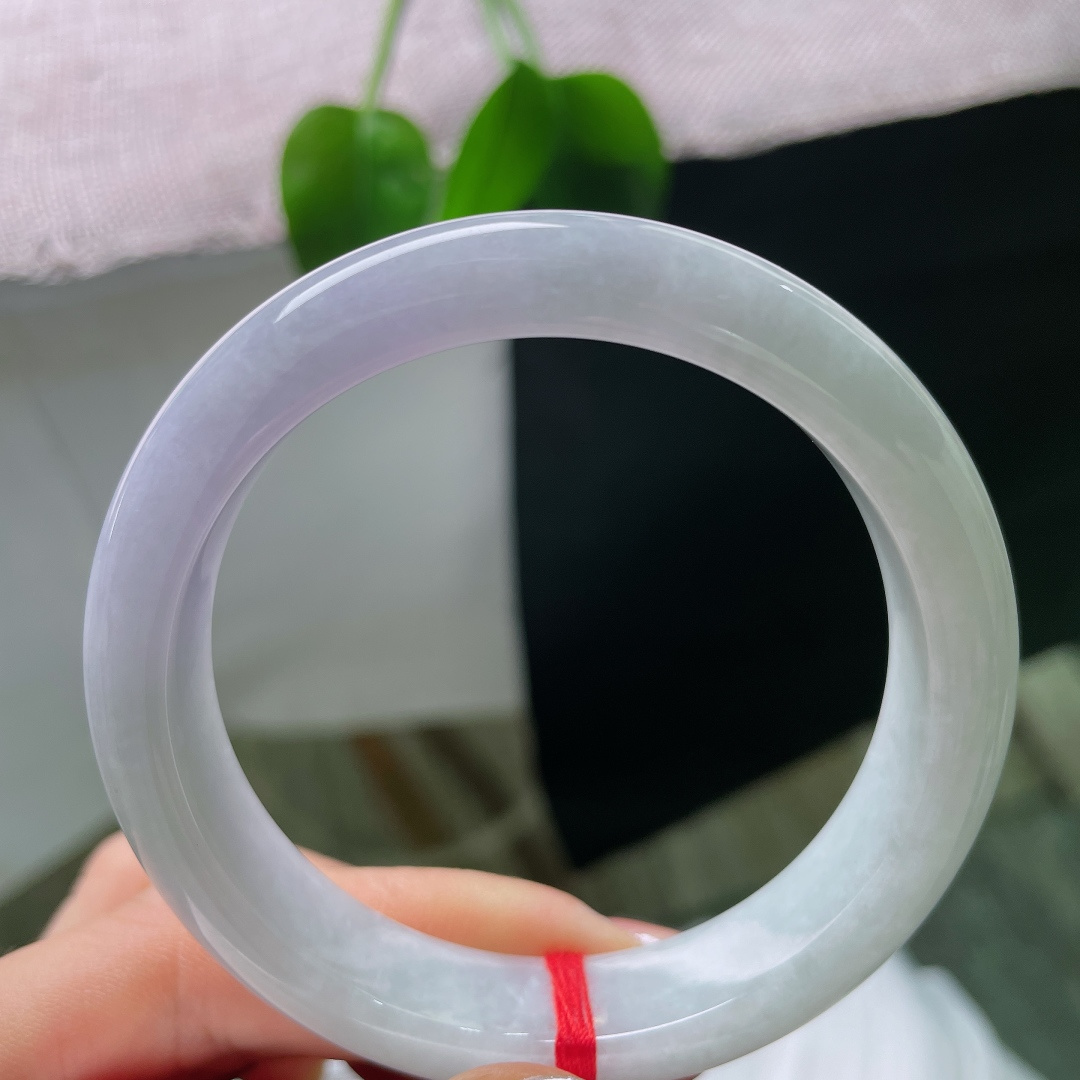 54.8/12.1/8.1，淡紫正圈，石纹，淡淡的含蓄清雅，不艳不烈，腕间轻绕，自带一份安静温婉的东方柔情。ss57590a