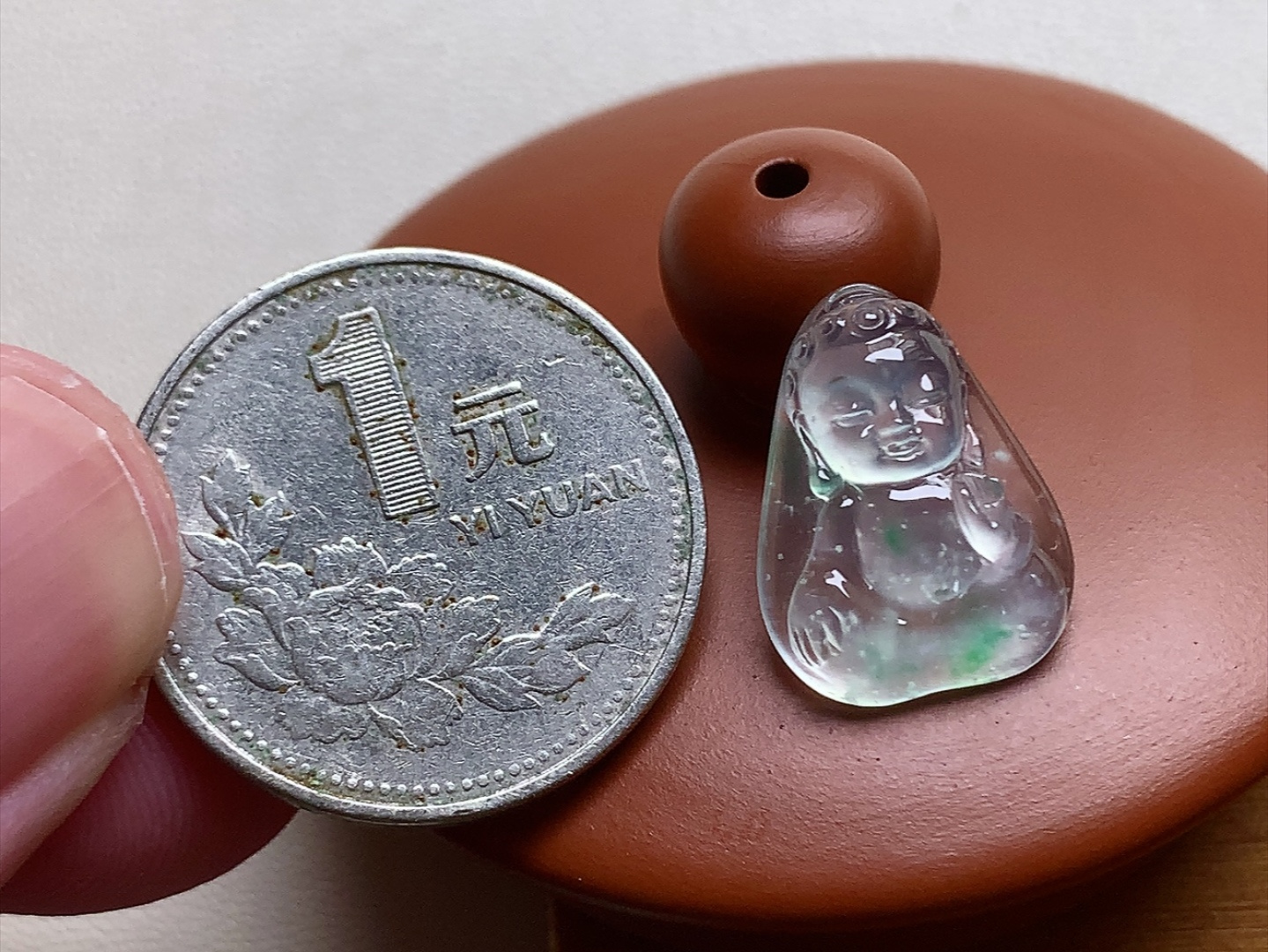 玻璃种高翠宝宝佛，冰透感十足，色泽别致，行家货无裂，尺寸17.4*13.3*5.2