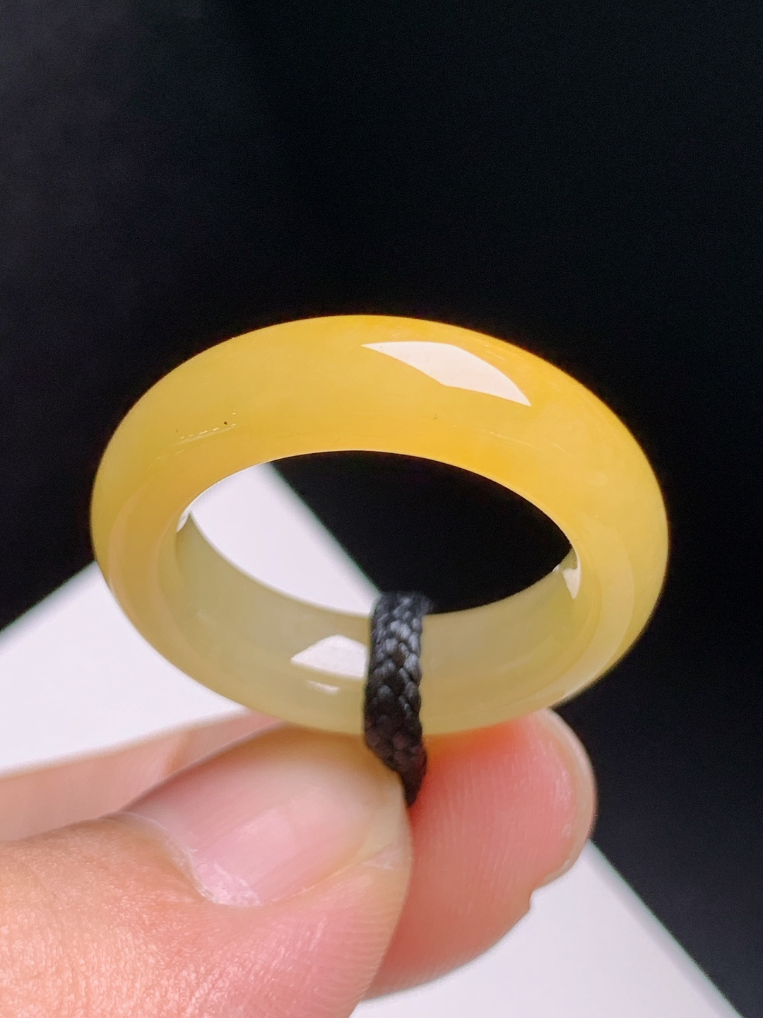 黄翡指环，莹润透亮，种水细腻，简约大气