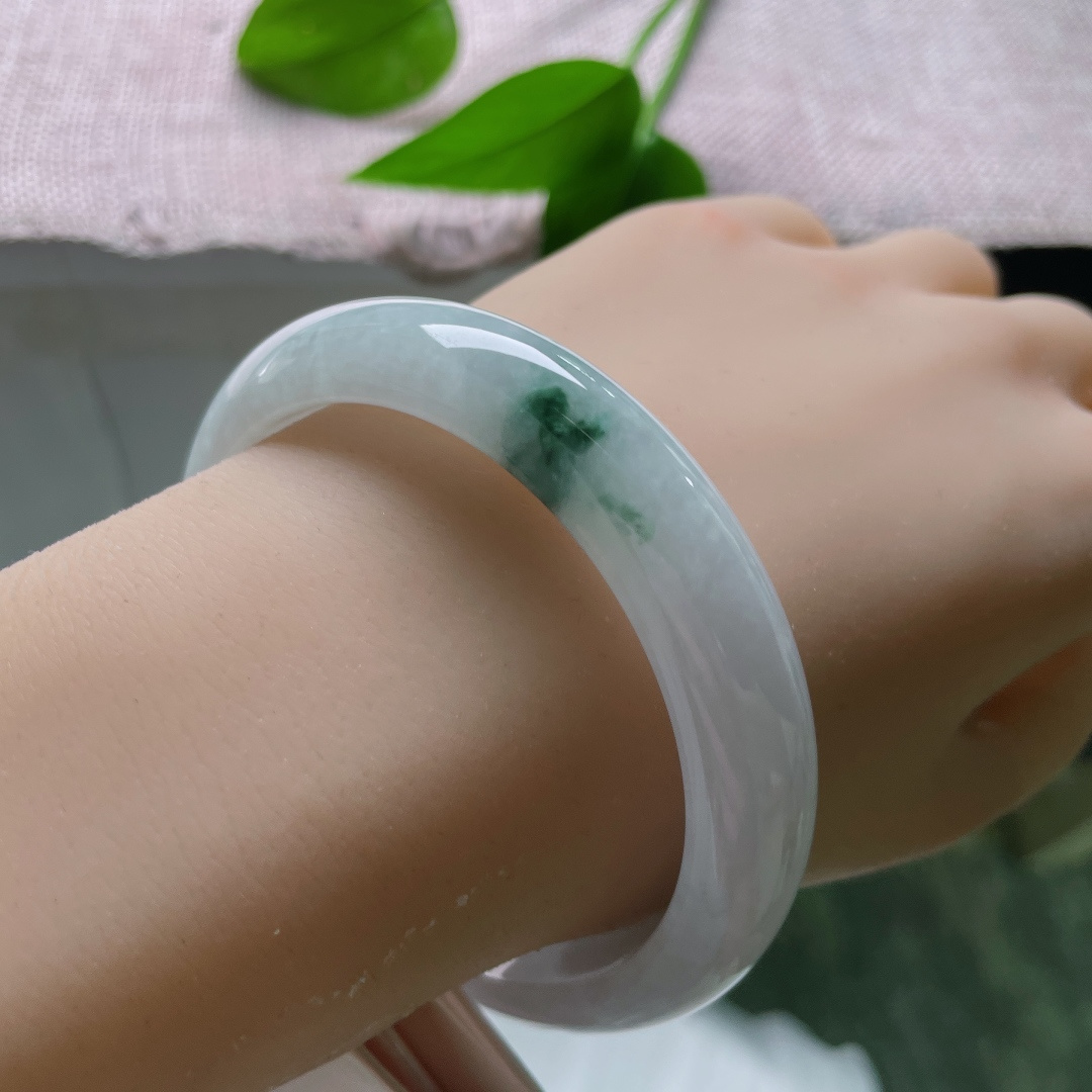 飘花正圈，皮纹，底子凝润，一抹飘花落在镯间，柔和的玉光衬出温婉雅致，于腕间藏起一份清逸动人的韵味。ss57597a