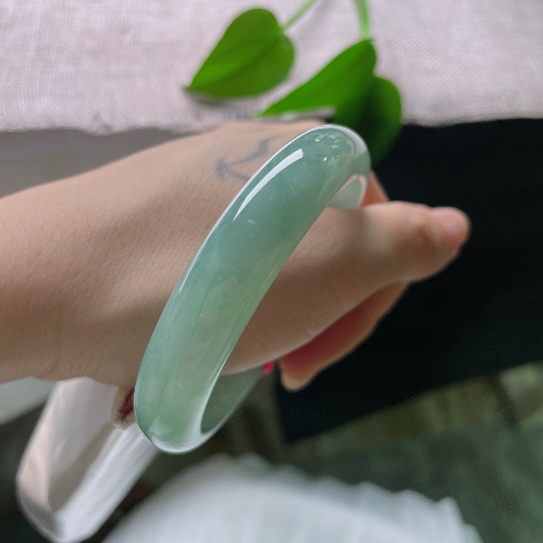 绿底正圈，洒金，清幽的湖调绿色，没有艳丽刺眼的色调，自带低调沉稳的清冷气质。ss57574a