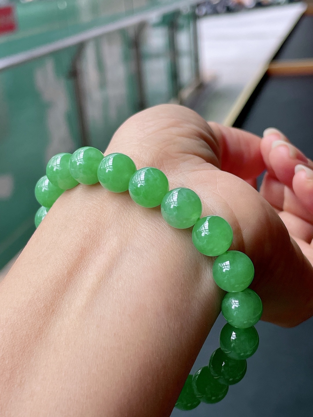 冰种阳绿手串 色泽鲜艳，油润起胶 尺寸：10.2