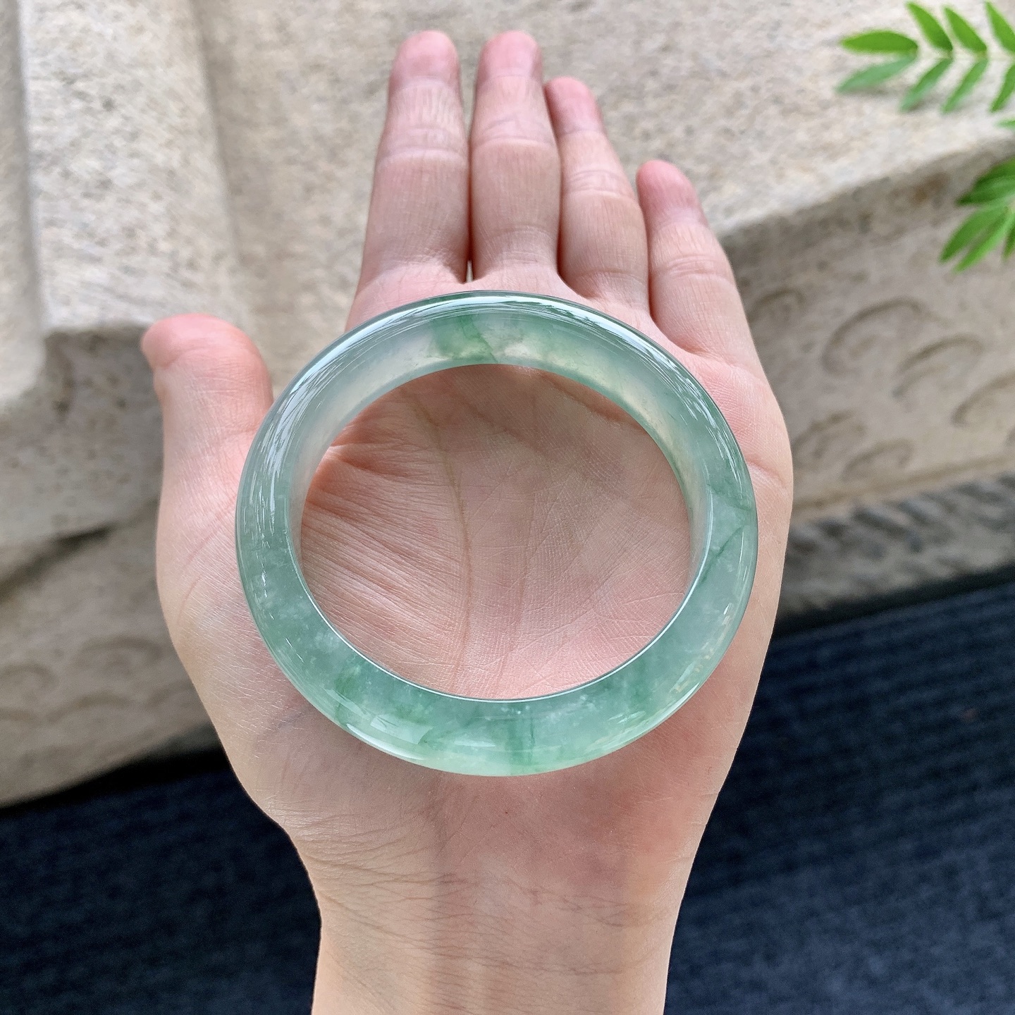 正圈51 52，圈口52.4/11.7/7.6，编码WW082242，描述冰糯飘绿，水润，种老，细腻
