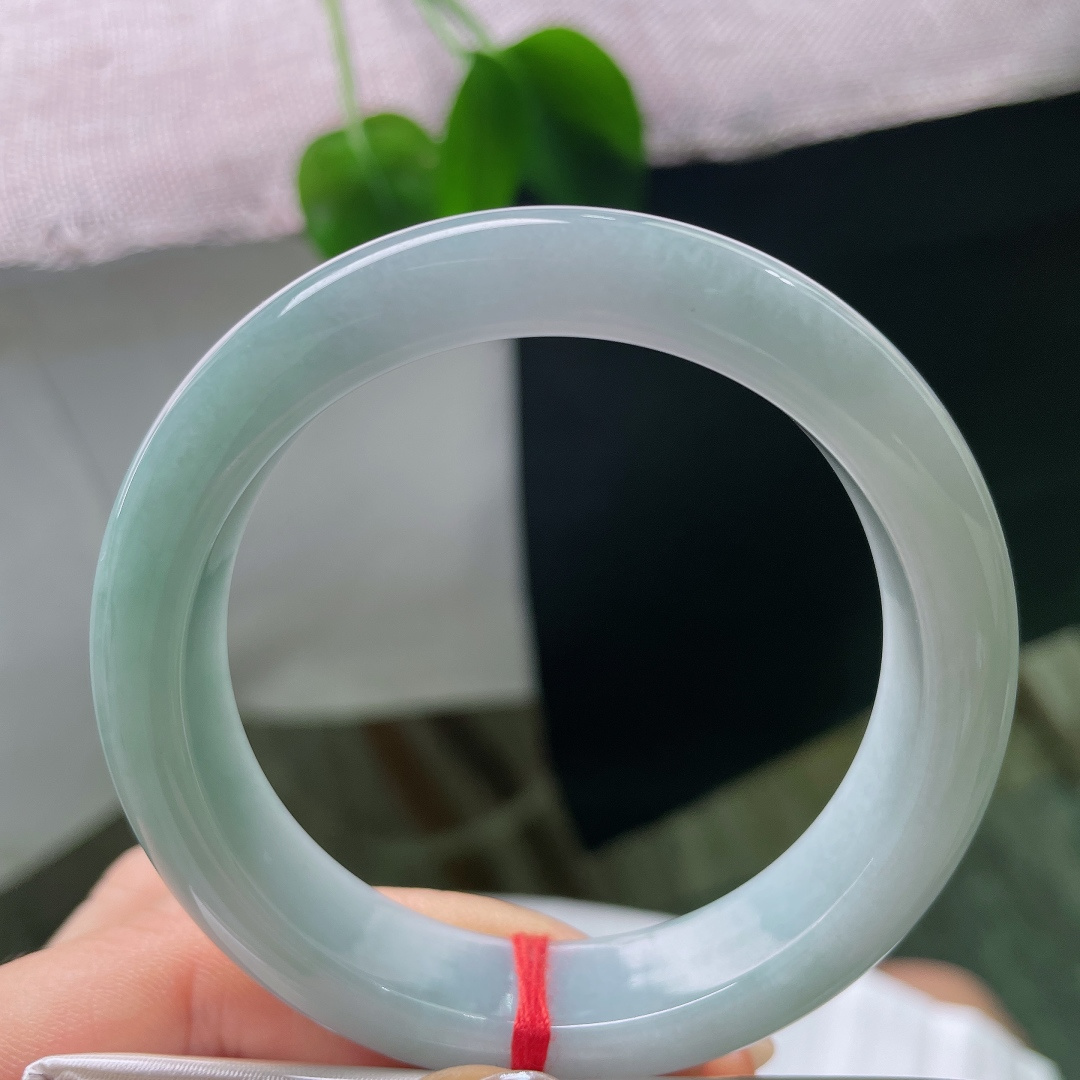 蓝底正圈，皮纹，玉质细腻，圆润流畅，于方寸之间藏住独一份的温柔。ss57611a