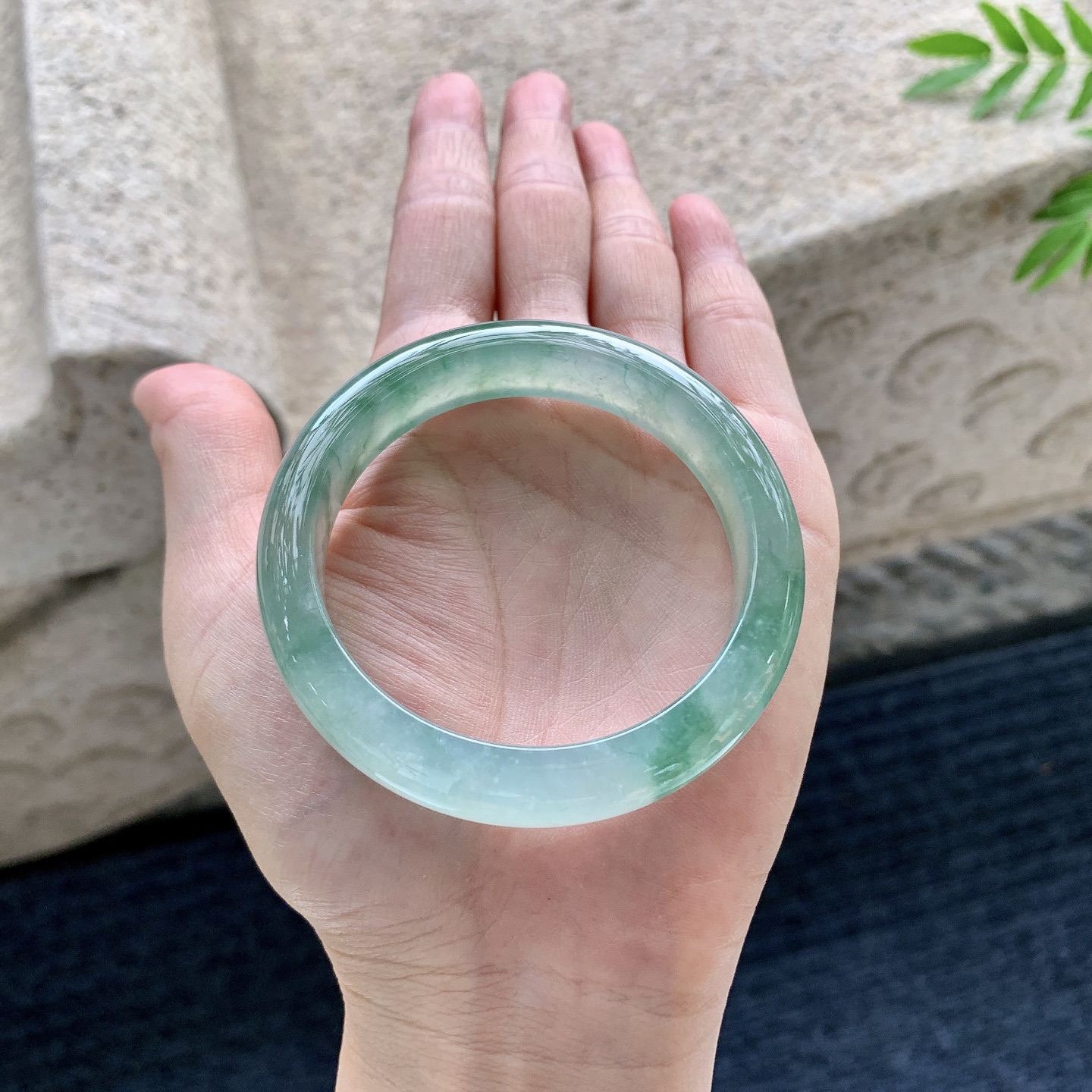 正圈51 52，圈口52.4/11.7/7.6，编码WW082242，描述冰糯飘绿，水润，种老，细腻，无裂