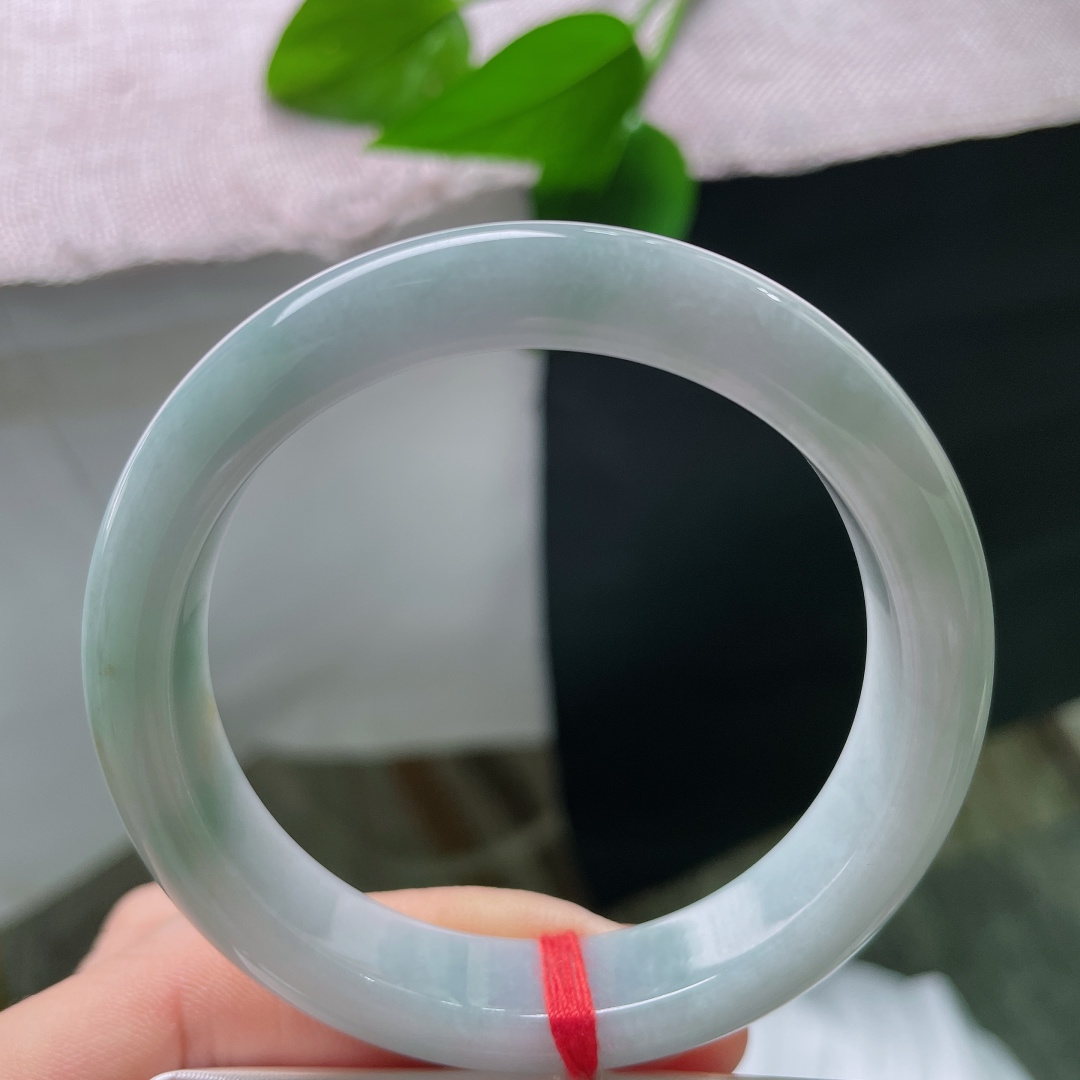 绿底正圈，无裂，淡淡的晴水底色，不张扬不艳丽，自带清冷素雅的气质，耐看不过时。ss57605a